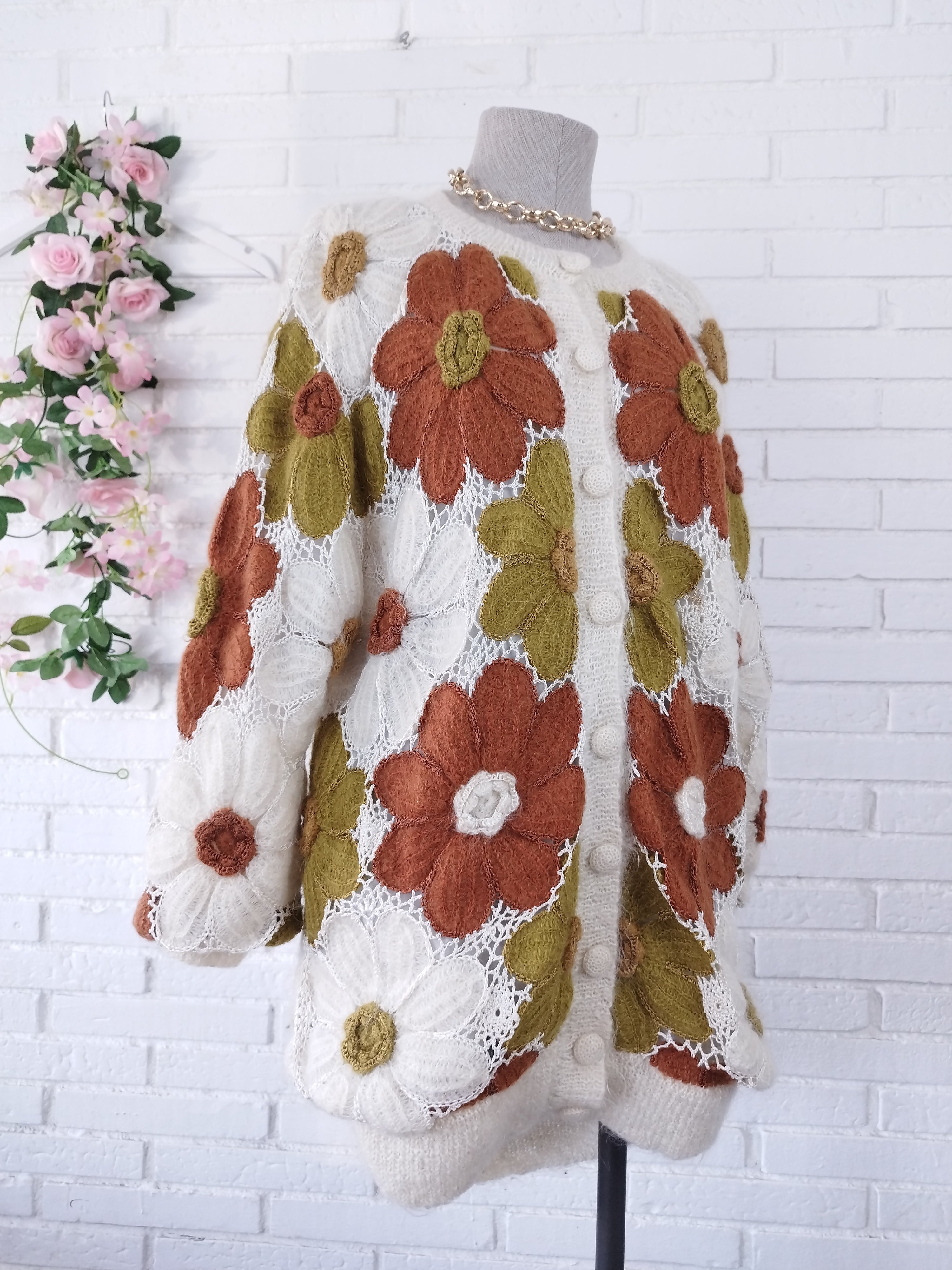 Vintage 90er-Jahre langer Cardigan – Handgefertigt, gehäkelt und gestrickt, Blumenmuster und Wolle
