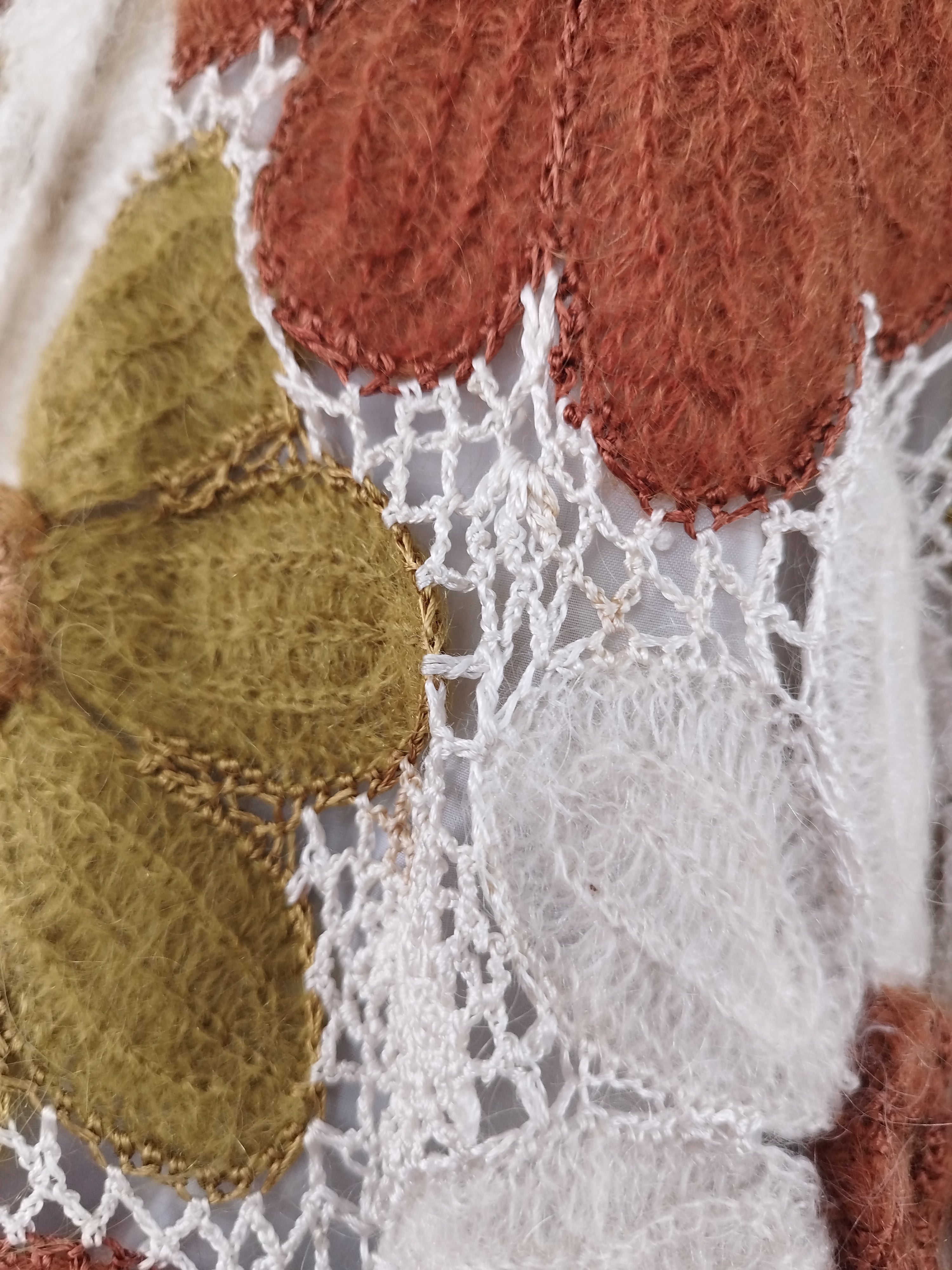 Vintage 90er-Jahre langer Cardigan – Handgefertigt, gehäkelt und gestrickt, Blumenmuster und Wolle