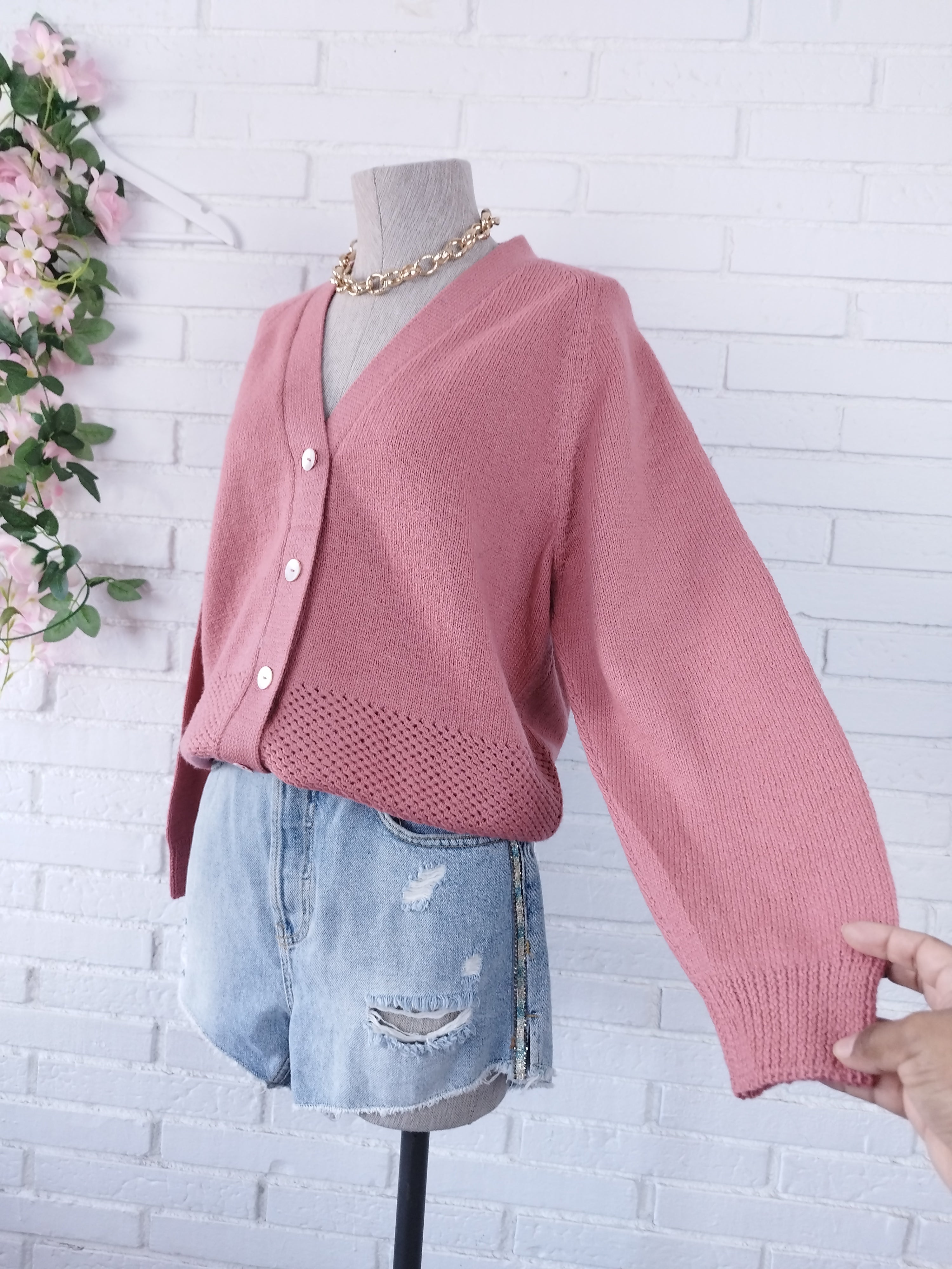 Vintage-Cardigan aus den 90er-Jahren in Rosa – V-Ausschnitt, Wollstrick, mittlere Textur