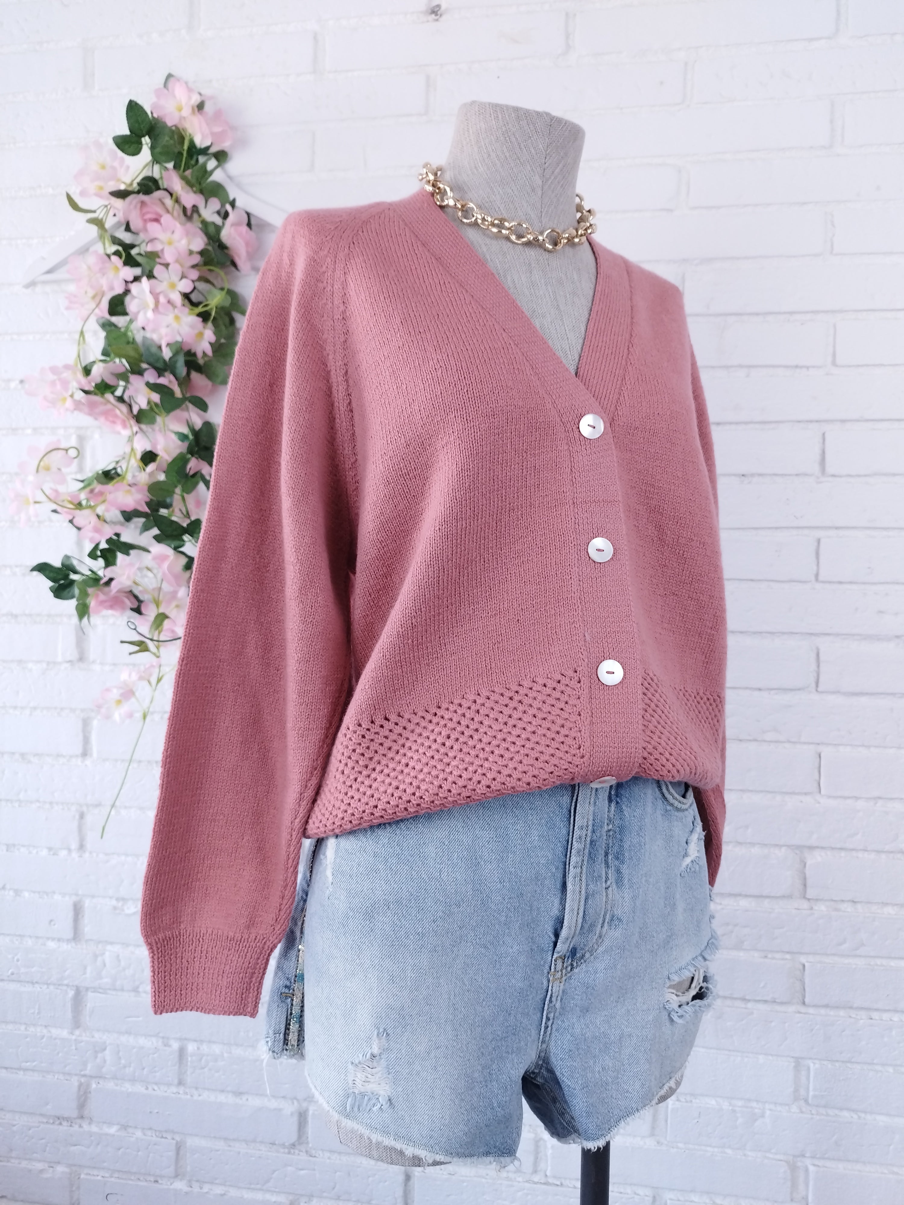 Vintage-Cardigan aus den 90er-Jahren in Rosa – V-Ausschnitt, Wollstrick, mittlere Textur