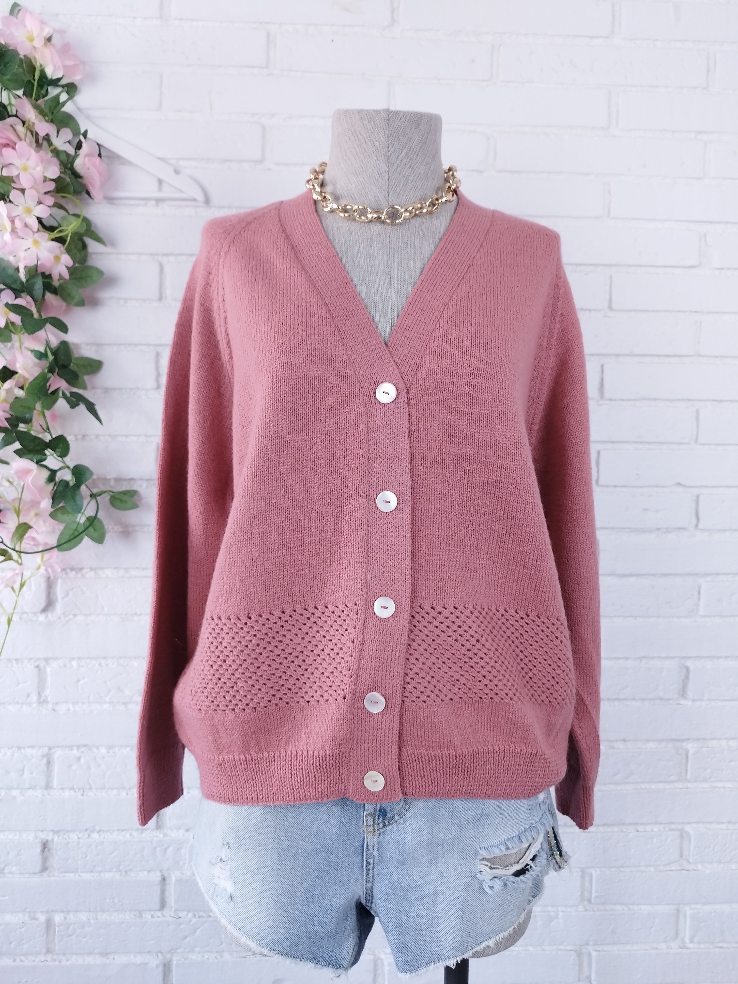 Vintage-Cardigan aus den 90er-Jahren in Rosa – V-Ausschnitt, Wollstrick, mittlere Textur