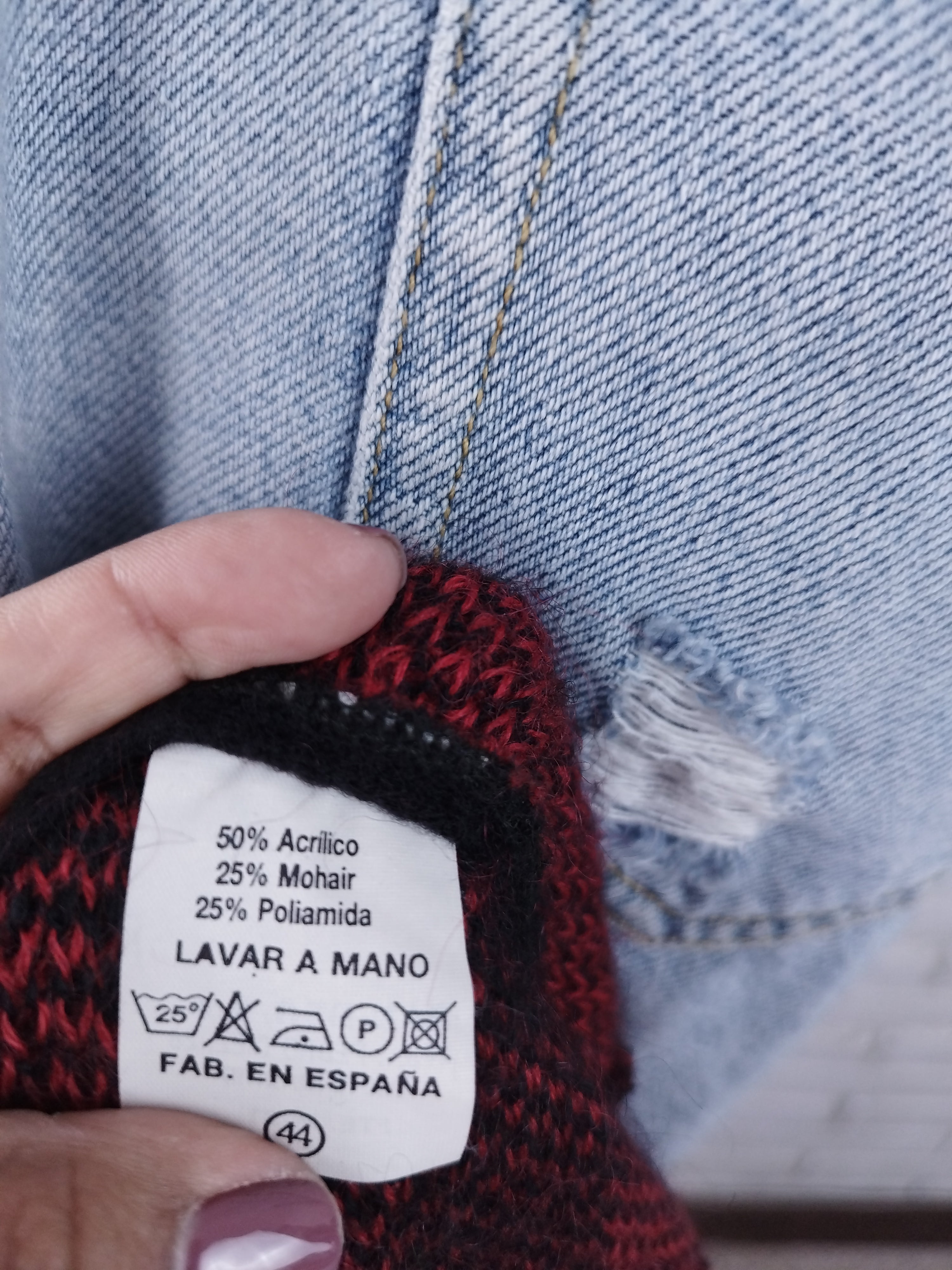 Vintage Wollstrickpullover aus den 90er-Jahren – Stehkragen, geometrisches Jacquardmuster und rot-schwarze Farbpalette