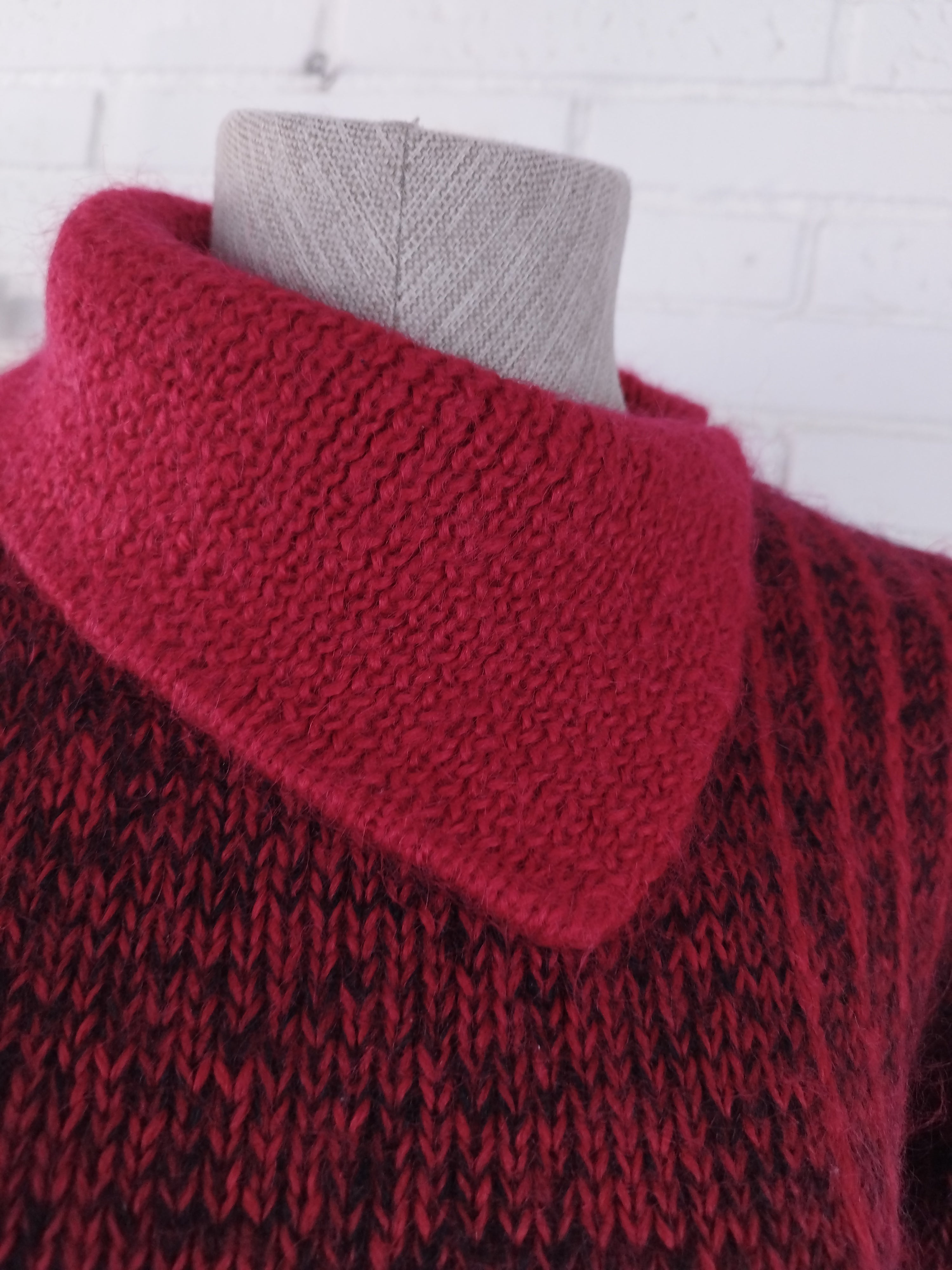 Vintage-Wollpullover aus den 90er-Jahren, handgefertigt – Rollkragen, asymmetrischer Ausschnitt, rot-bordeauxfarbene Farbmischung