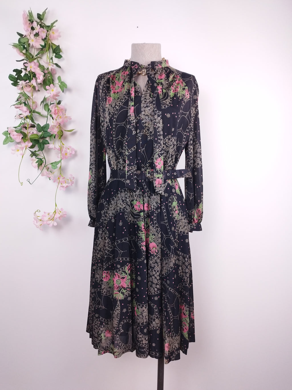 Vintage-Kleid aus den 80er-Jahren – lange Ärmel, V-Ausschnitt, Halsbinde und passender Gürtel