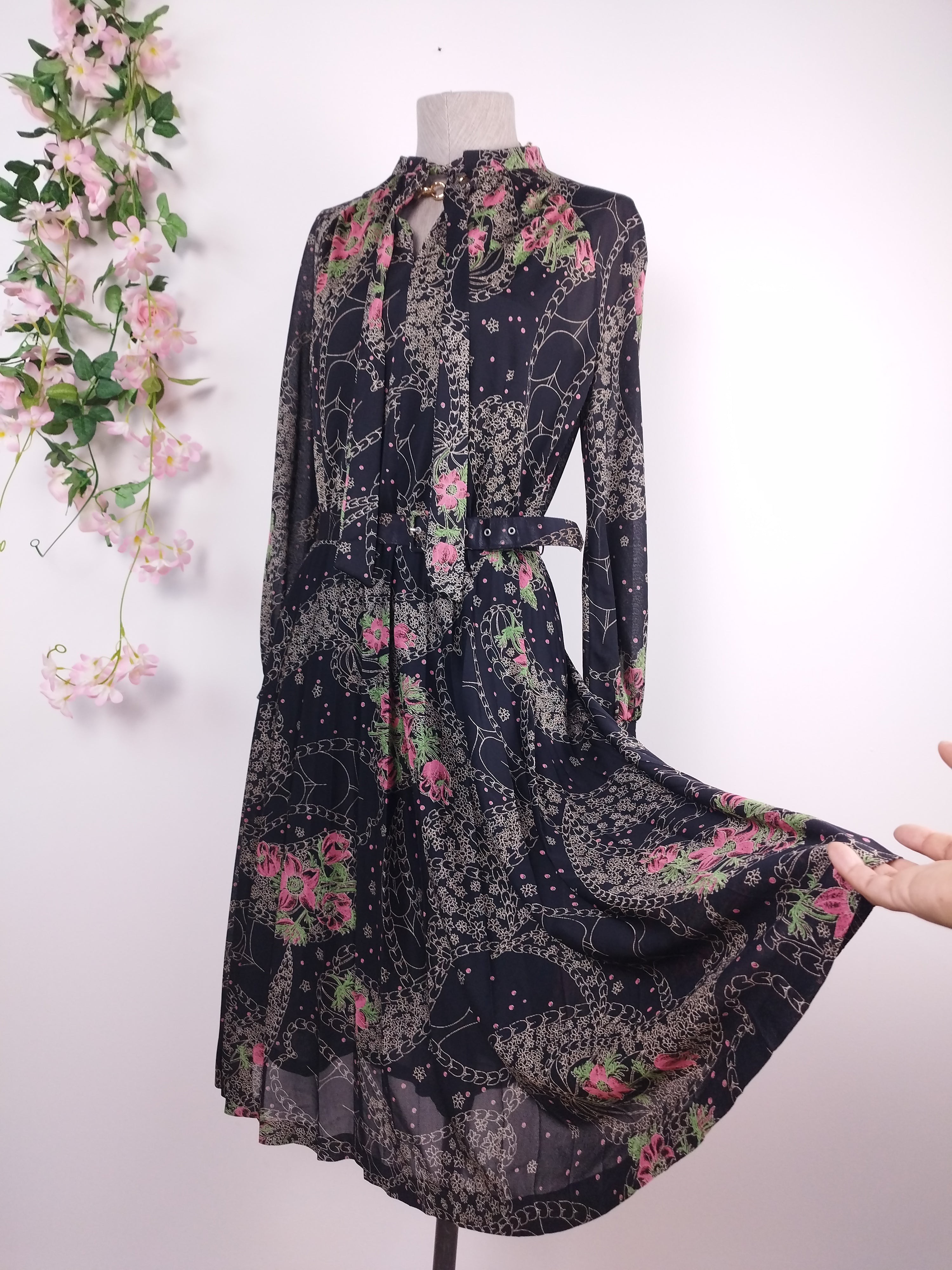 Vintage-Kleid aus den 80er-Jahren – lange Ärmel, V-Ausschnitt, Halsbinde und passender Gürtel