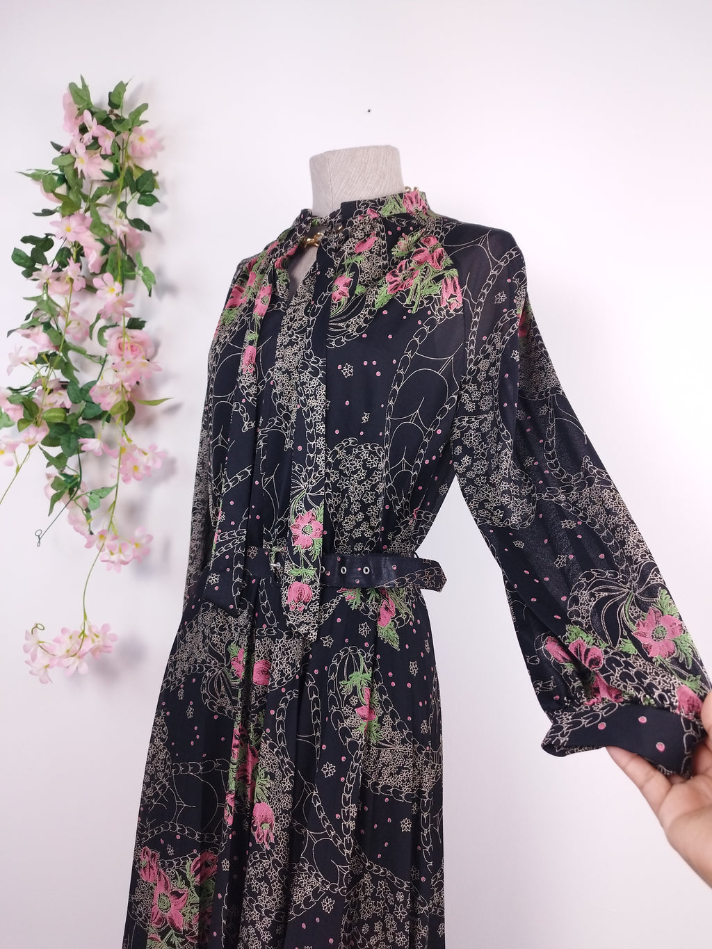 Vintage-Kleid aus den 80er-Jahren – lange Ärmel, V-Ausschnitt, Halsbinde und passender Gürtel