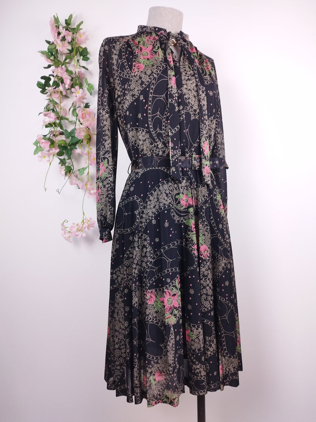 Vintage-Kleid aus den 80er-Jahren – lange Ärmel, V-Ausschnitt, Halsbinde und passender Gürtel