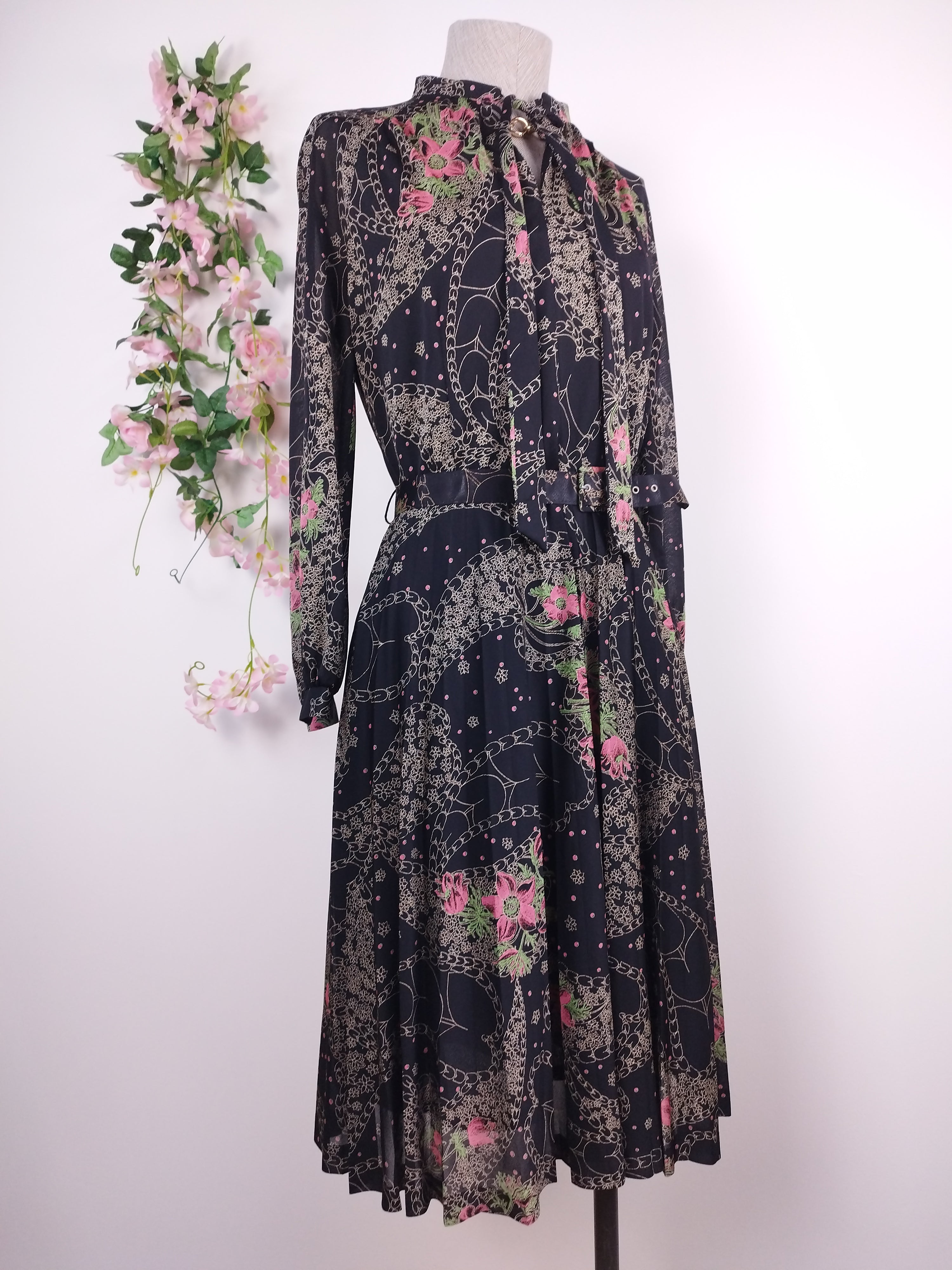 Vintage-Kleid aus den 80er-Jahren – lange Ärmel, V-Ausschnitt, Halsbinde und passender Gürtel