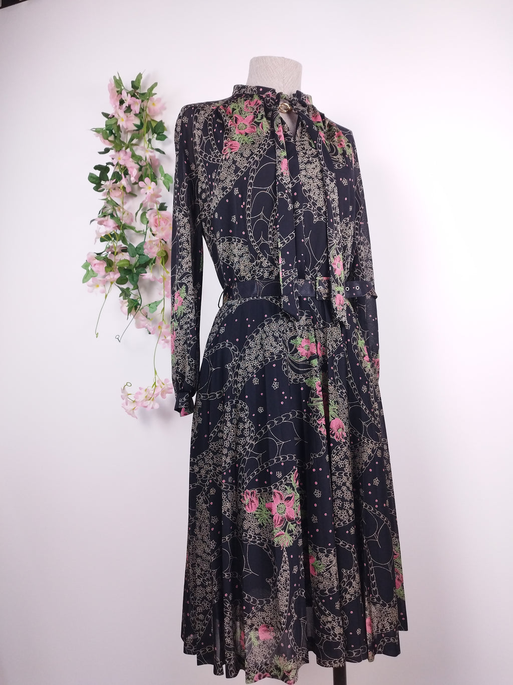 Vintage-Kleid aus den 80er-Jahren – lange Ärmel, V-Ausschnitt, Halsbinde und passender Gürtel