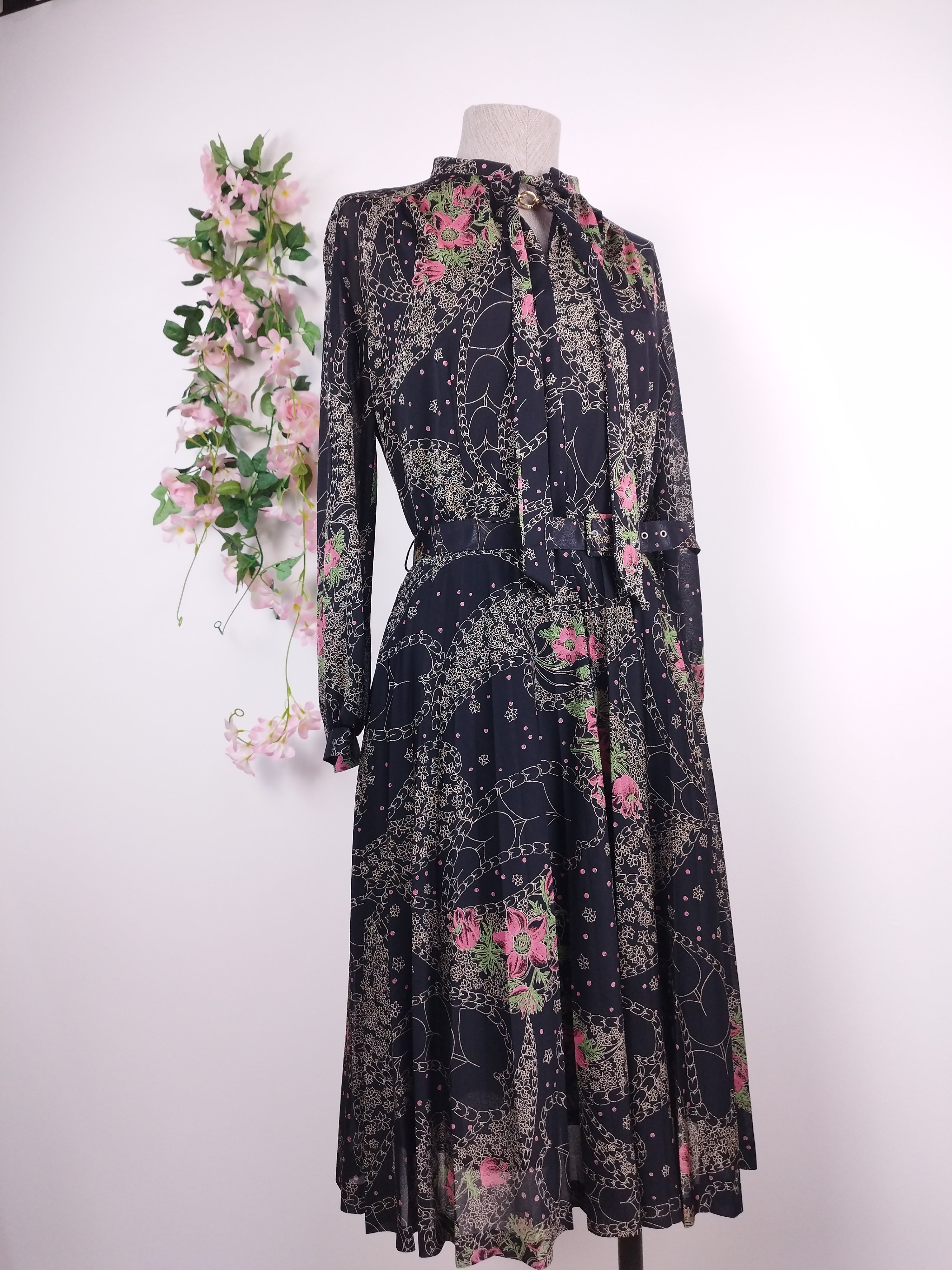 Vintage-Kleid aus den 80er-Jahren – lange Ärmel, V-Ausschnitt, Halsbinde und passender Gürtel