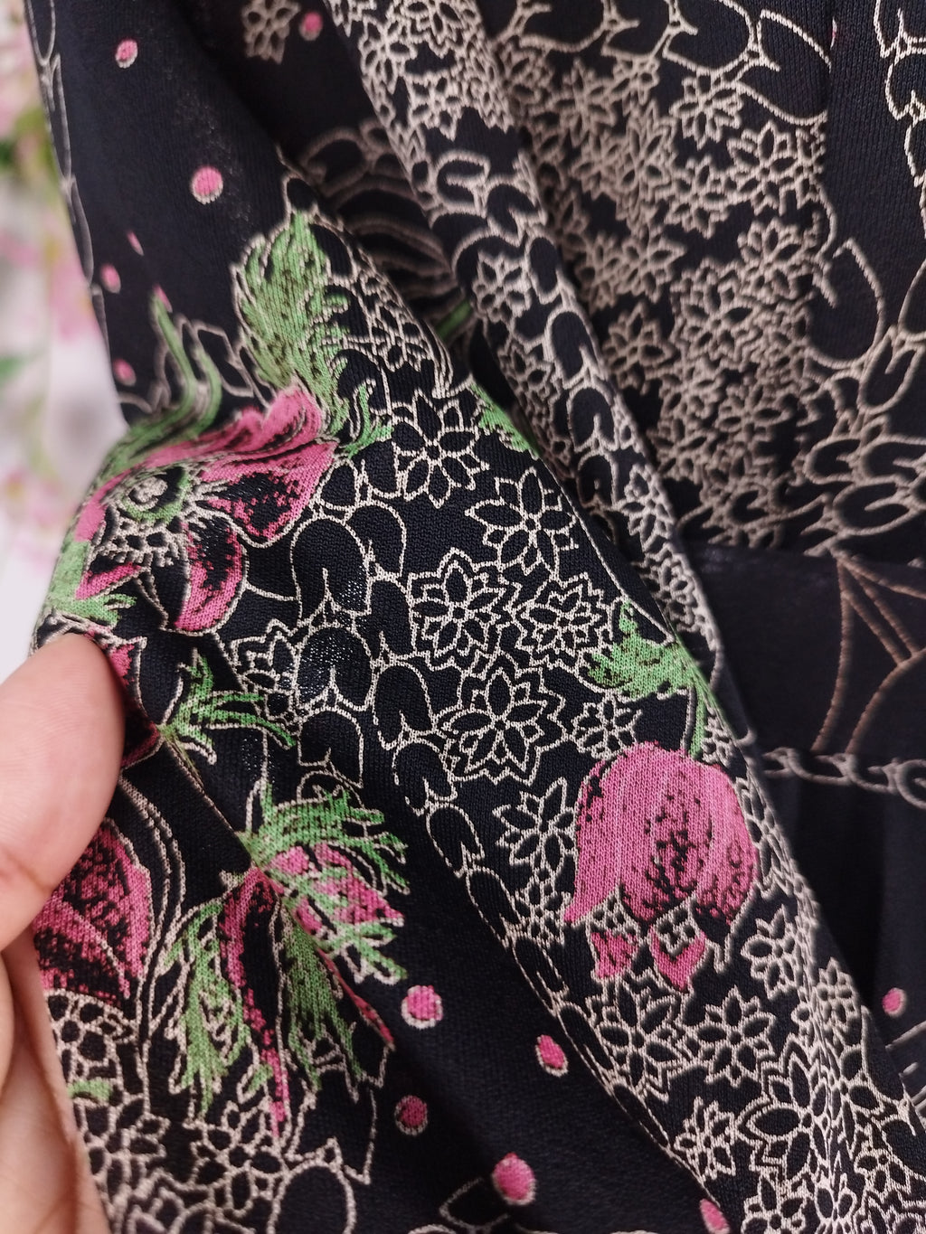 Vintage-Kleid aus den 80er-Jahren – lange Ärmel, V-Ausschnitt, Halsbinde und passender Gürtel