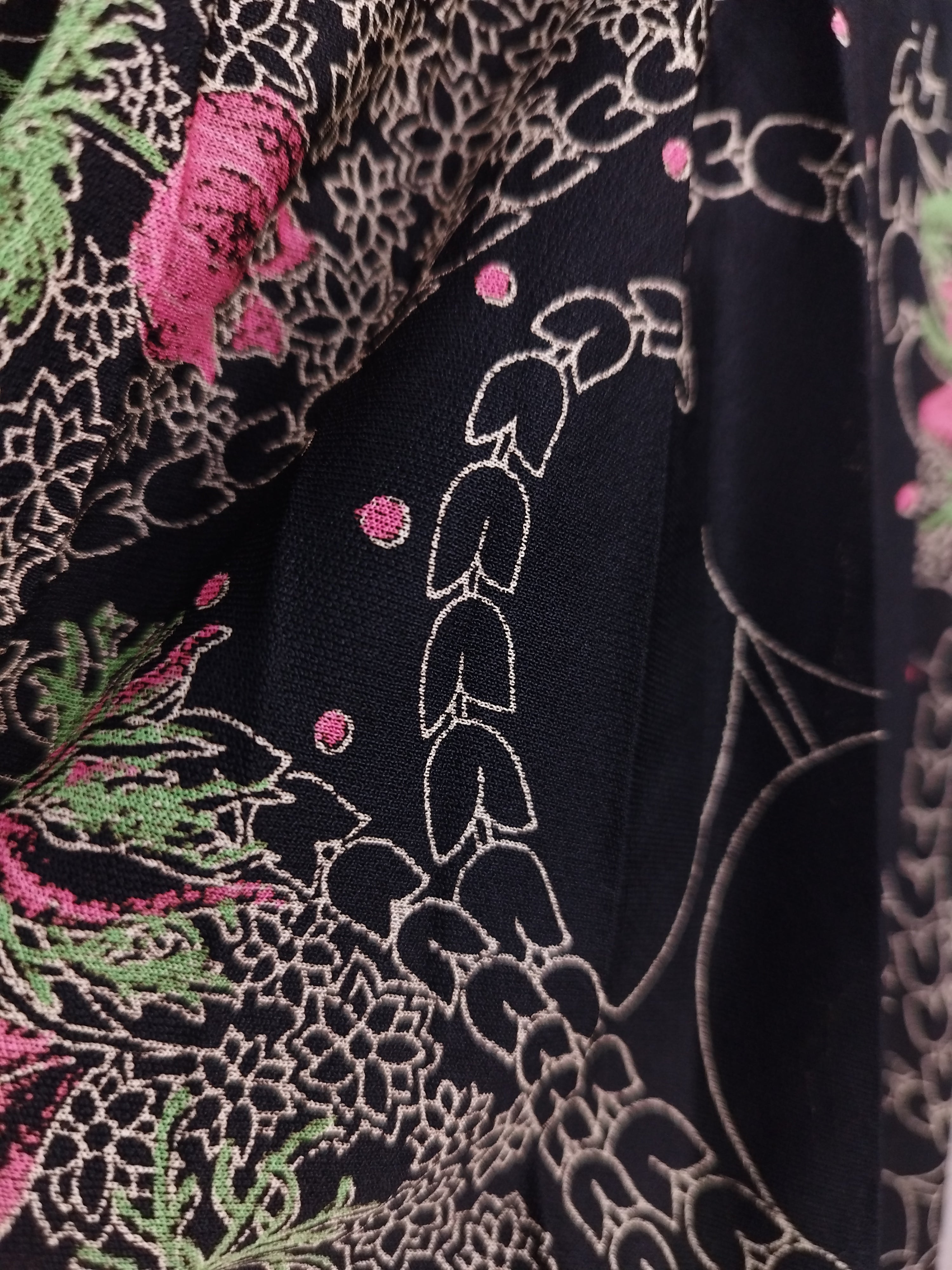 Vintage-Kleid aus den 80er-Jahren – lange Ärmel, V-Ausschnitt, Halsbinde und passender Gürtel