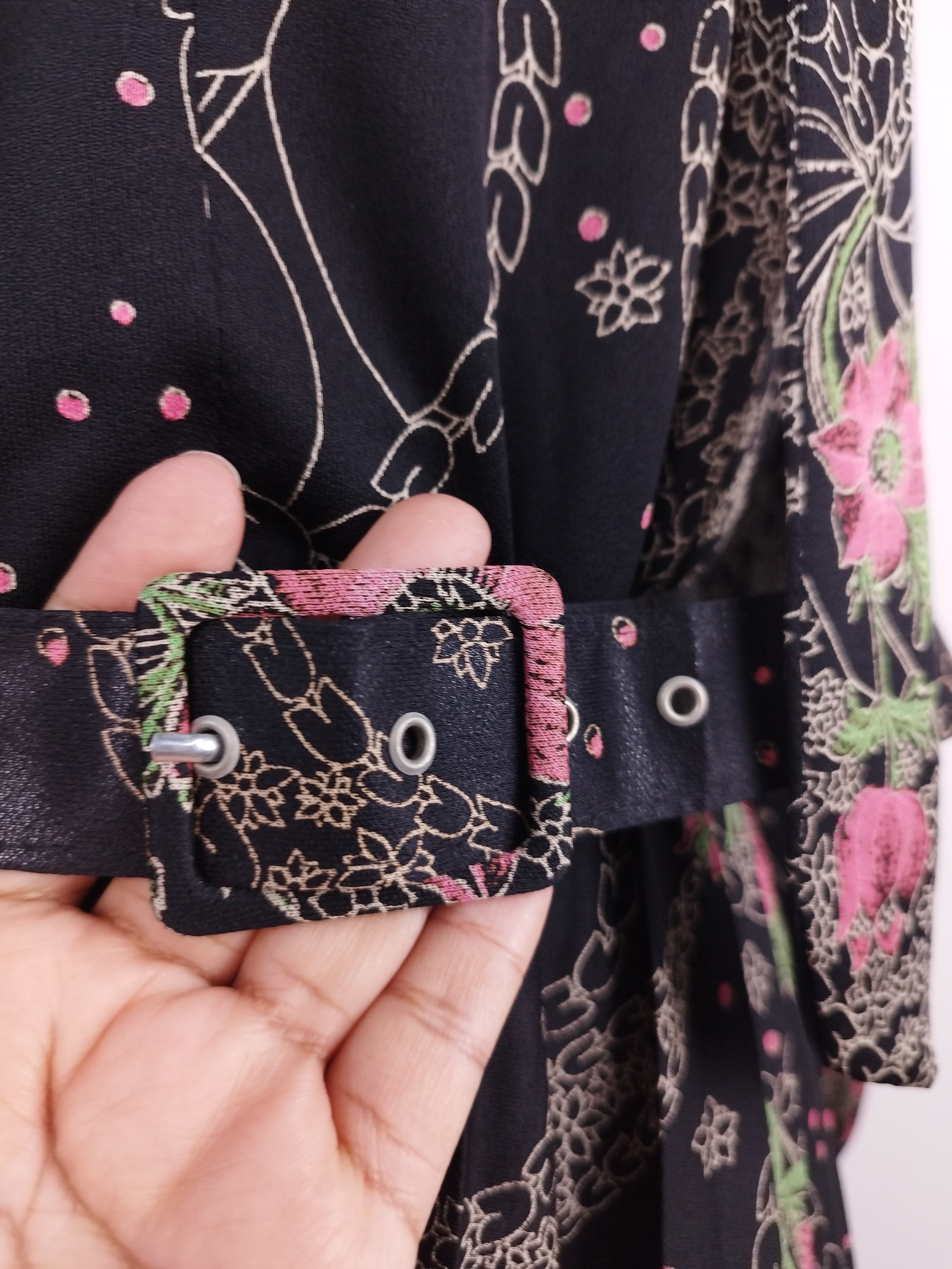 Vintage-Kleid aus den 80er-Jahren – lange Ärmel, V-Ausschnitt, Halsbinde und passender Gürtel