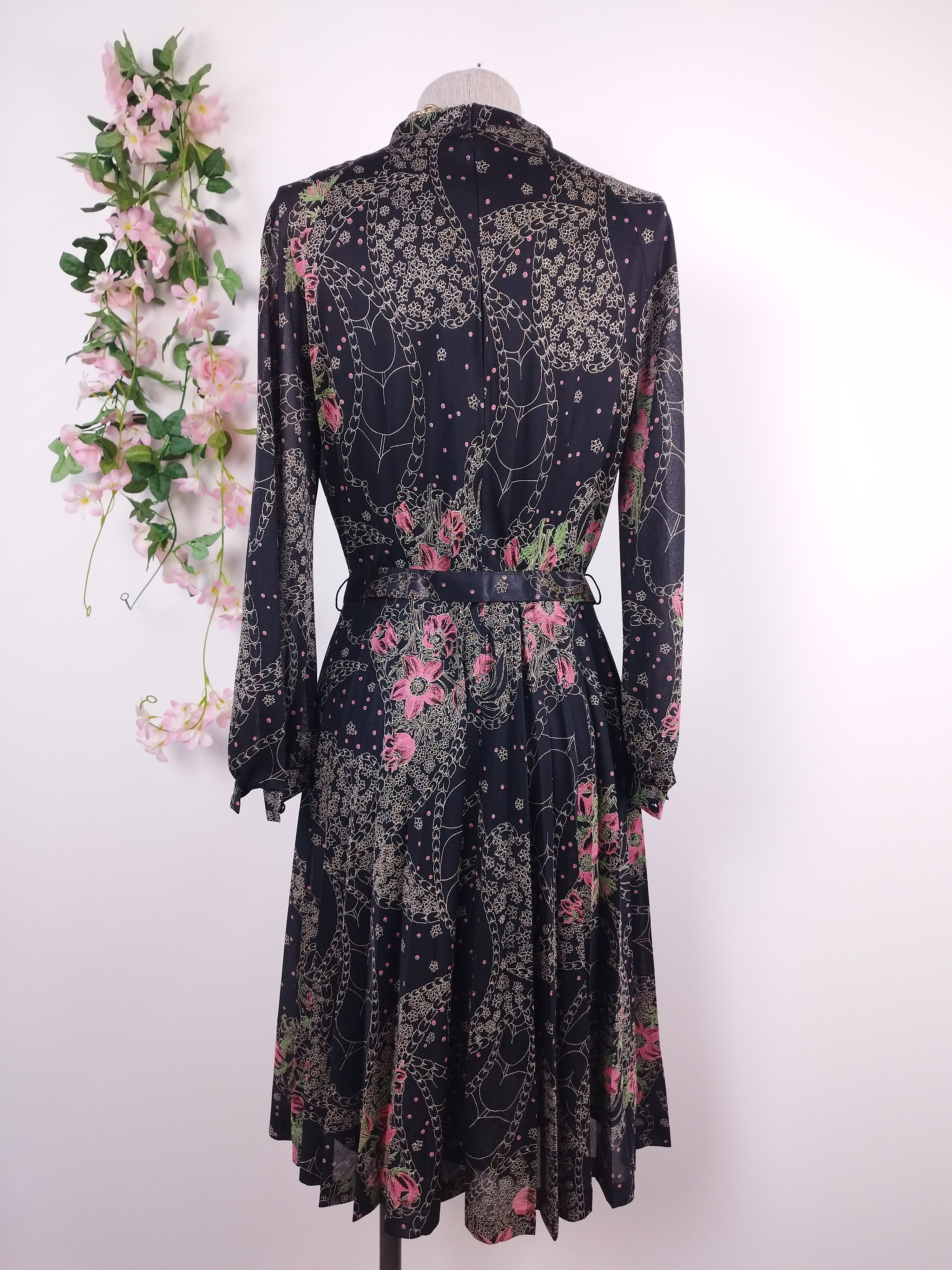 Vintage-Kleid aus den 80er-Jahren – lange Ärmel, V-Ausschnitt, Halsbinde und passender Gürtel