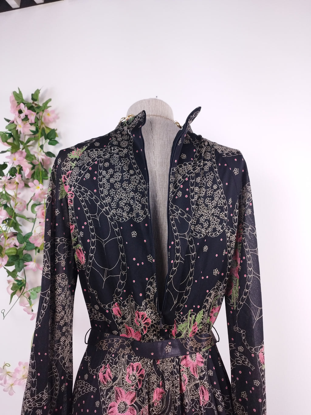 Vintage-Kleid aus den 80er-Jahren – lange Ärmel, V-Ausschnitt, Halsbinde und passender Gürtel