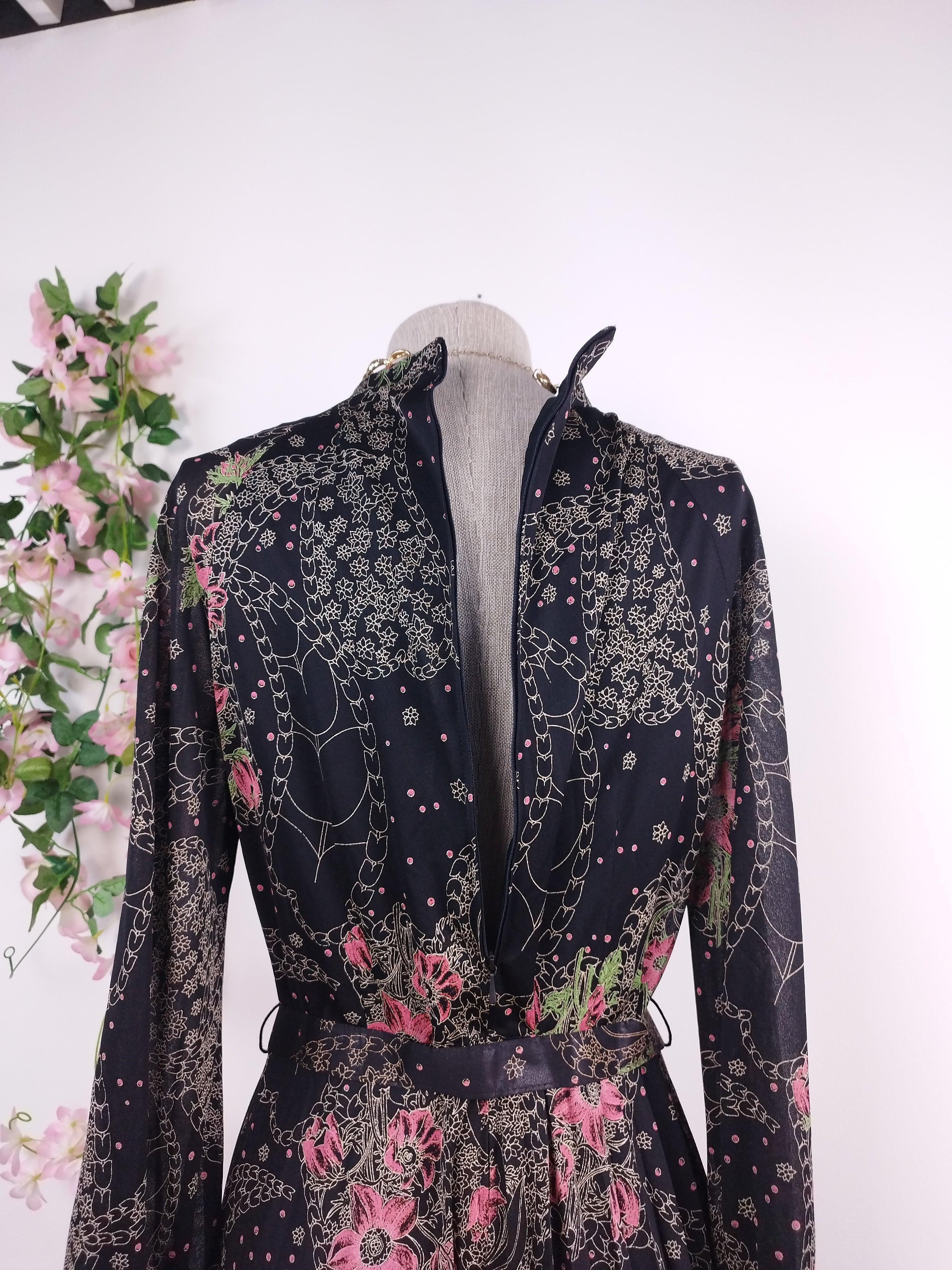 Vintage-Kleid aus den 80er-Jahren – lange Ärmel, V-Ausschnitt, Halsbinde und passender Gürtel