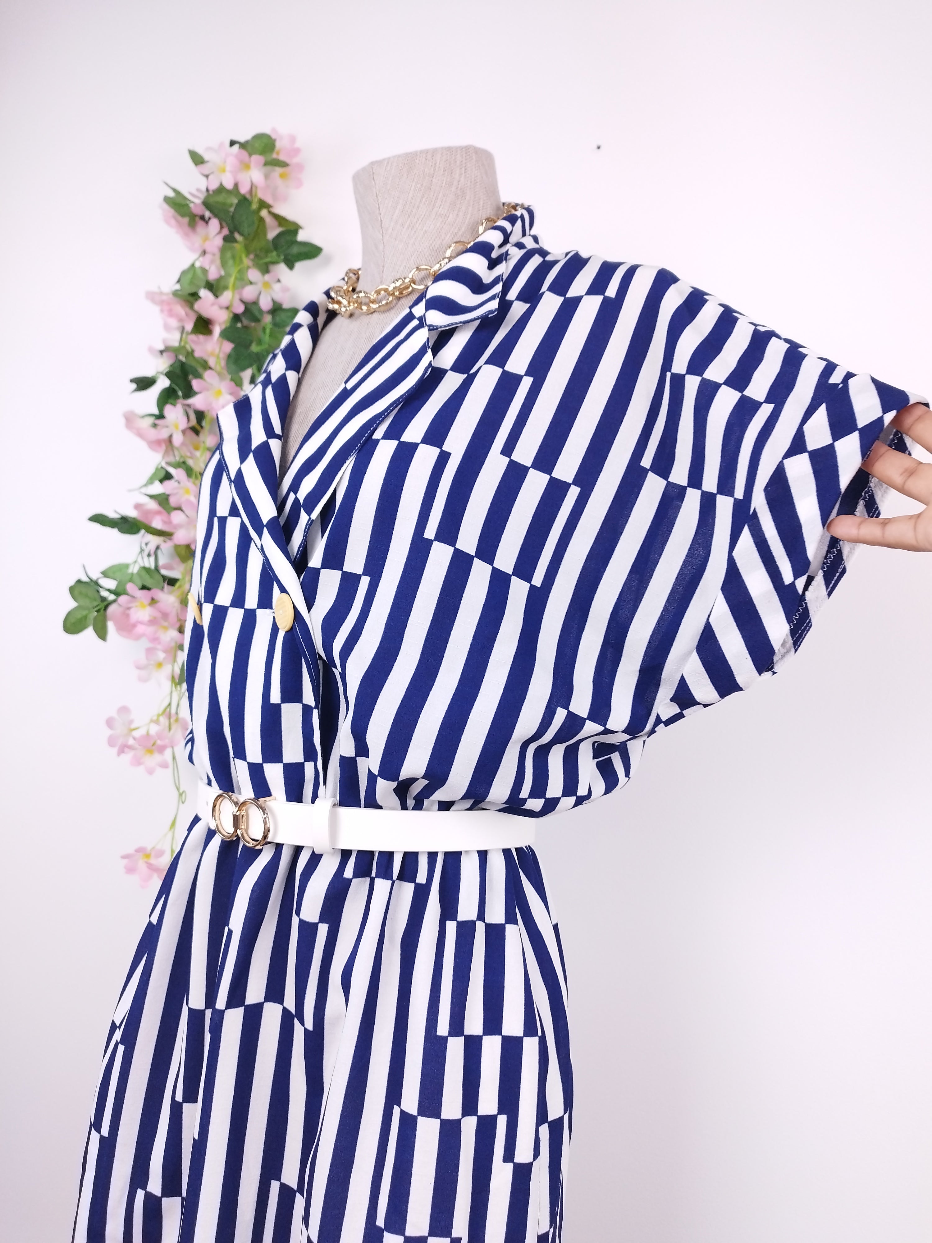 Vintage Hemdkleid aus den 80er Jahren – Kimonoärmel, gekreuzte Knöpfe und gerader Rock