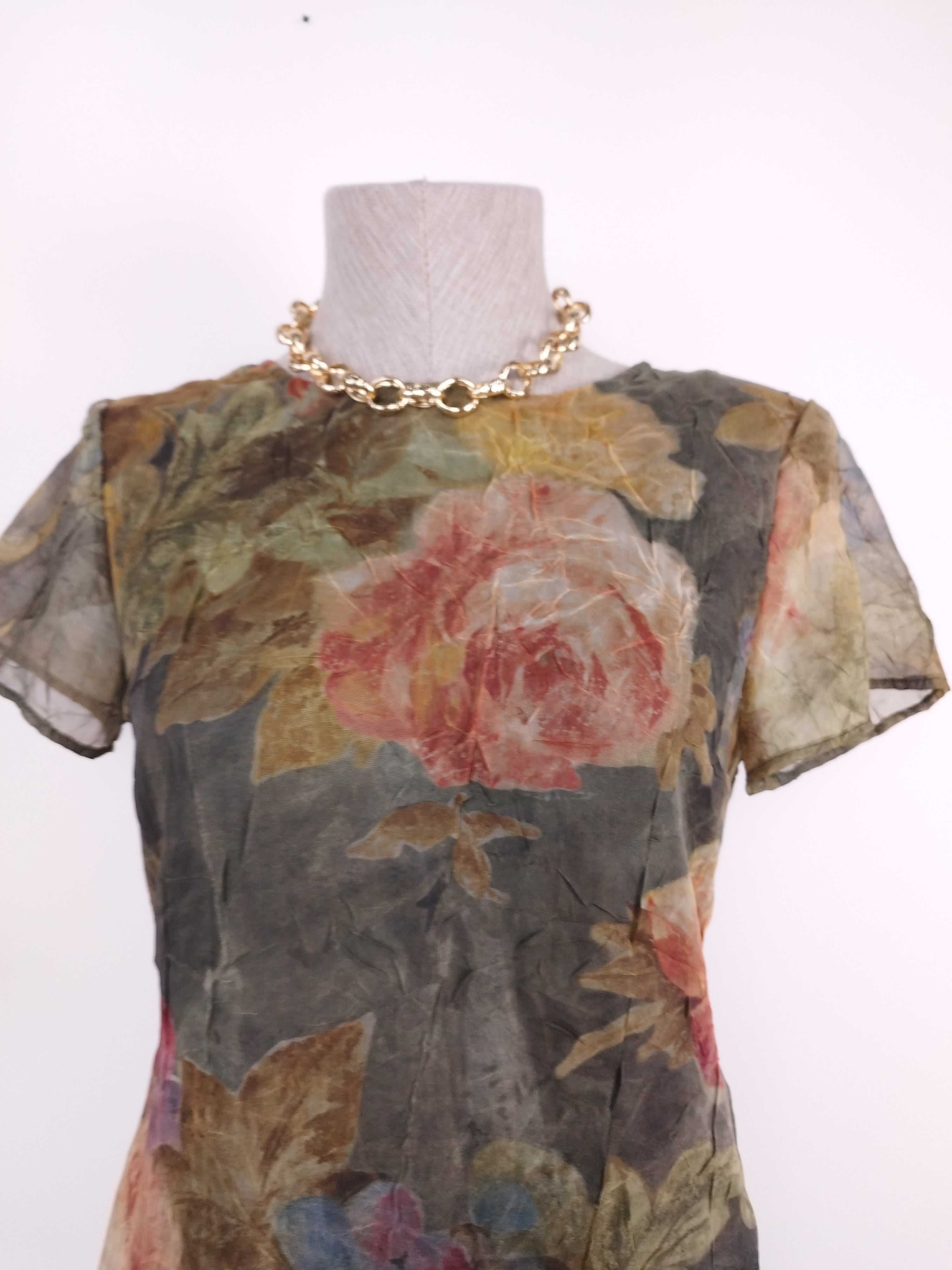 Vintage-Kleid aus Chiffon-Organza im Stil der 80er-Jahre – kurze Ärmel, Rundhalsausschnitt, Rückenbindeband und Blumenmuster