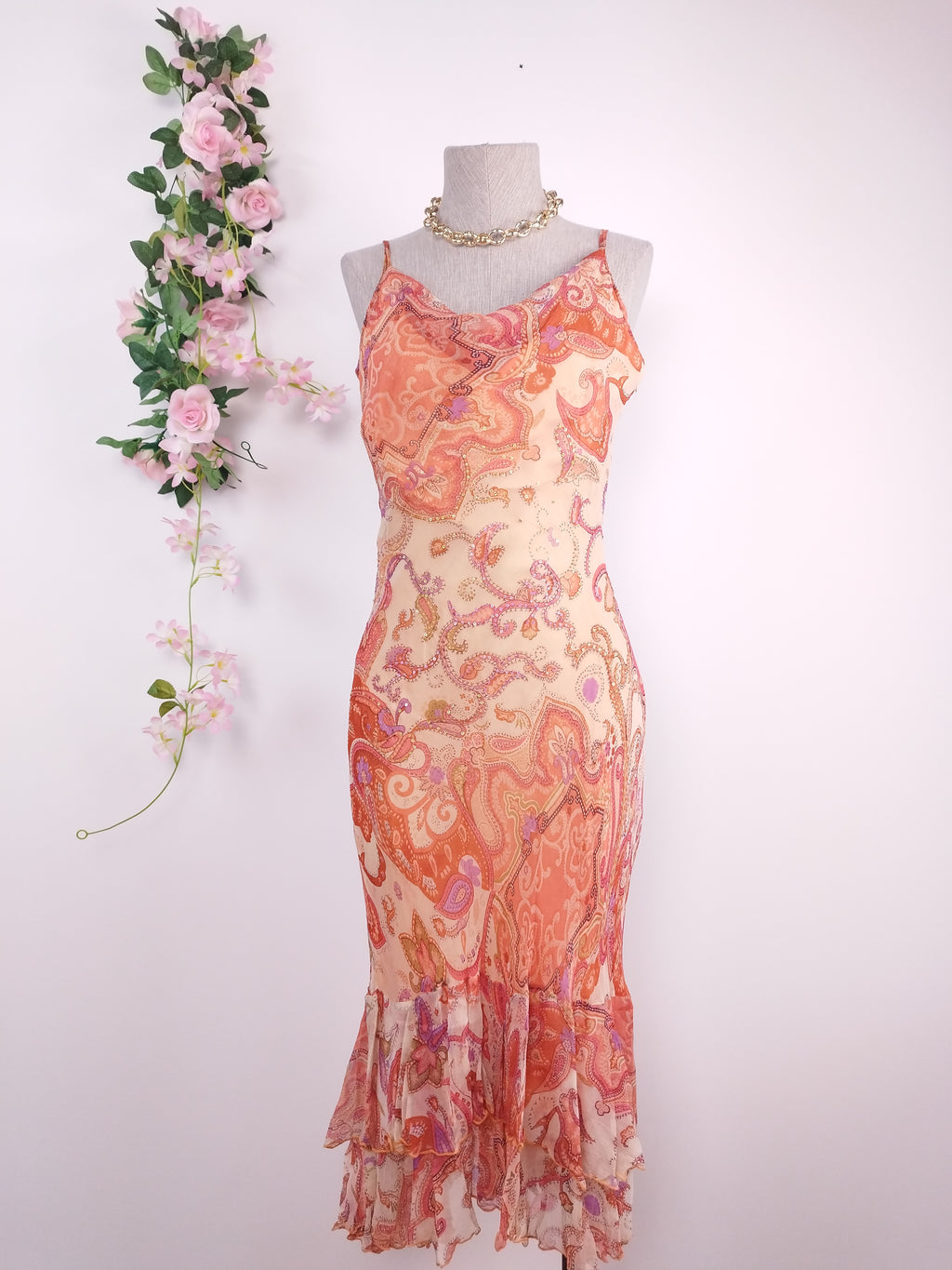 Vintage Chiffonkleid aus den 2000er Jahren (Y2K) – halbdrapierter Ausschnitt, Boho-Muster und asymmetrische Rüschen