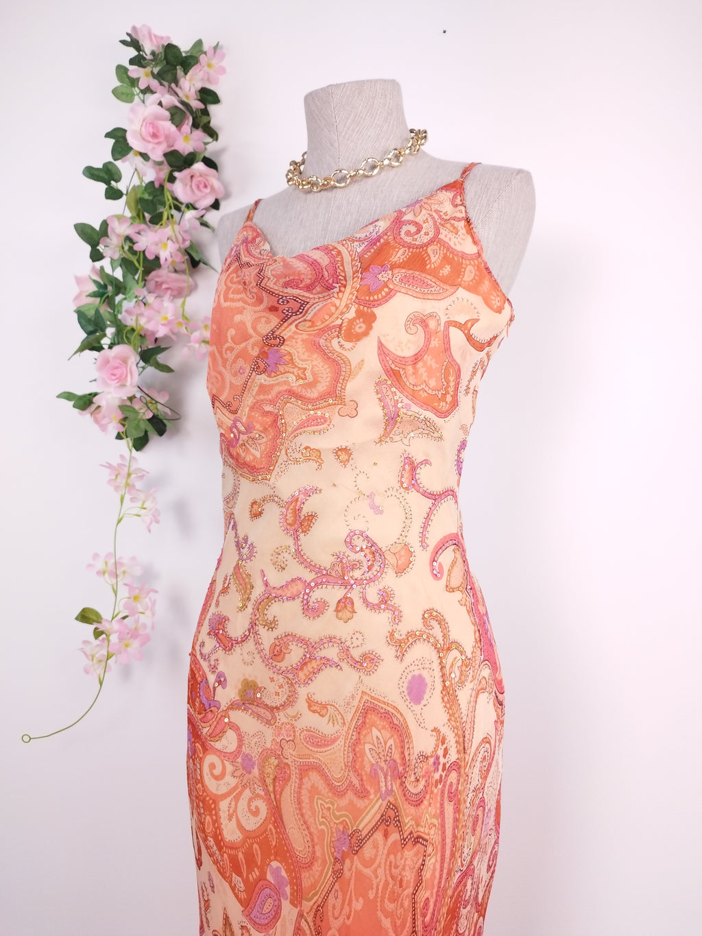 Vintage Chiffonkleid aus den 2000er Jahren (Y2K) – halbdrapierter Ausschnitt, Boho-Muster und asymmetrische Rüschen