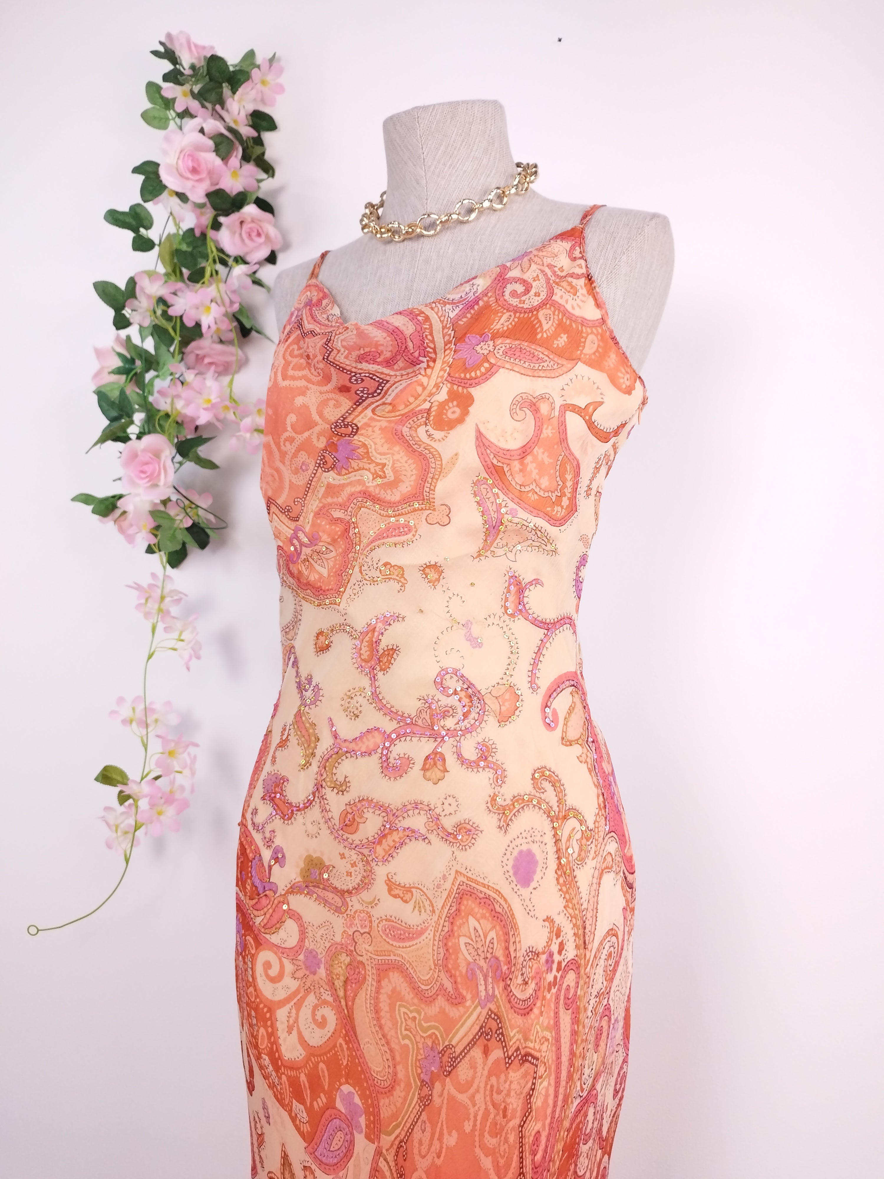 Vintage Chiffonkleid aus den 2000er Jahren (Y2K) – halbdrapierter Ausschnitt, Boho-Muster und asymmetrische Rüschen