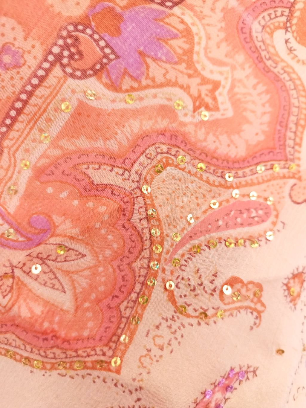 Vintage Chiffonkleid aus den 2000er Jahren (Y2K) – halbdrapierter Ausschnitt, Boho-Muster und asymmetrische Rüschen