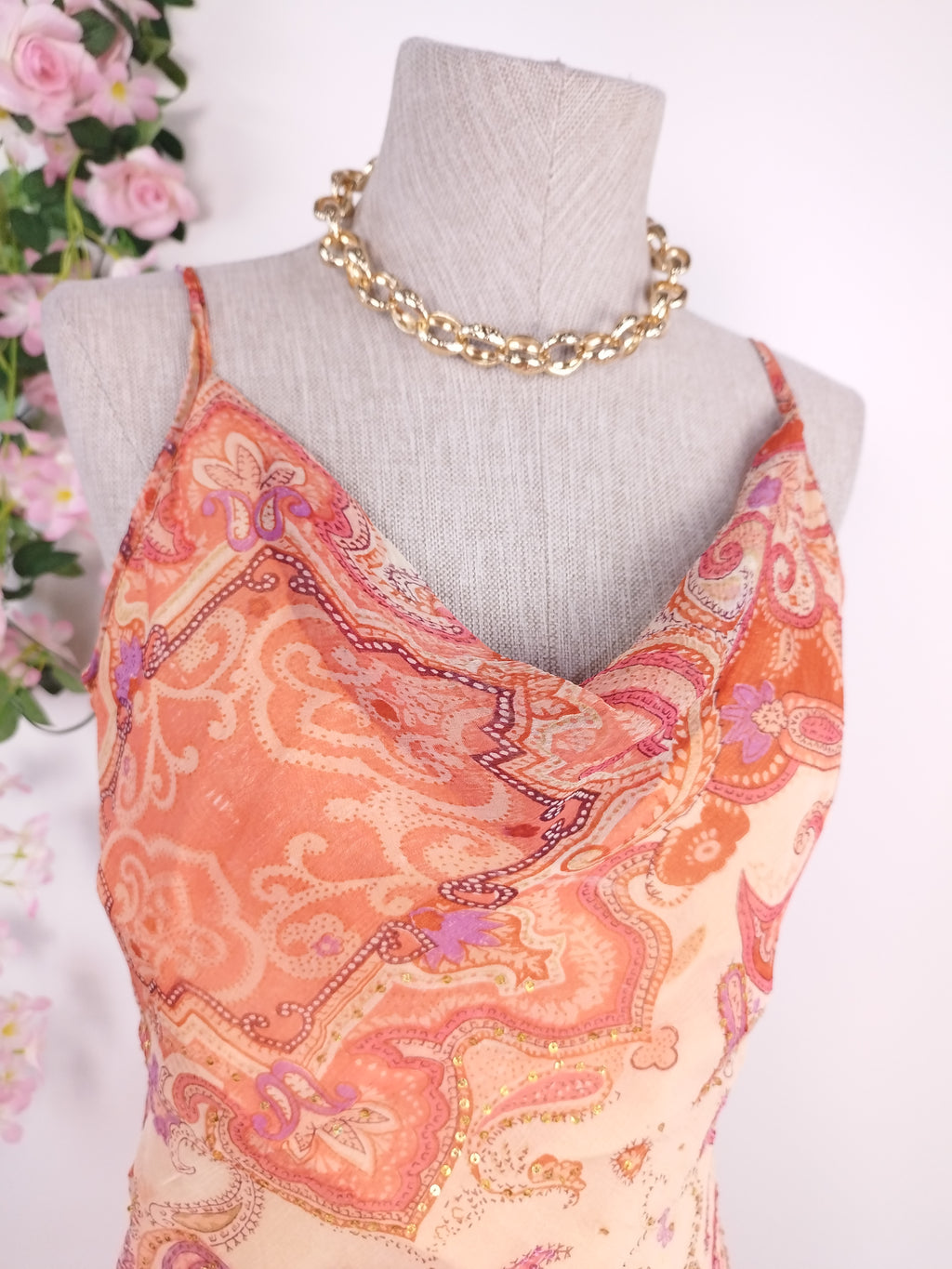 Vintage Chiffonkleid aus den 2000er Jahren (Y2K) – halbdrapierter Ausschnitt, Boho-Muster und asymmetrische Rüschen