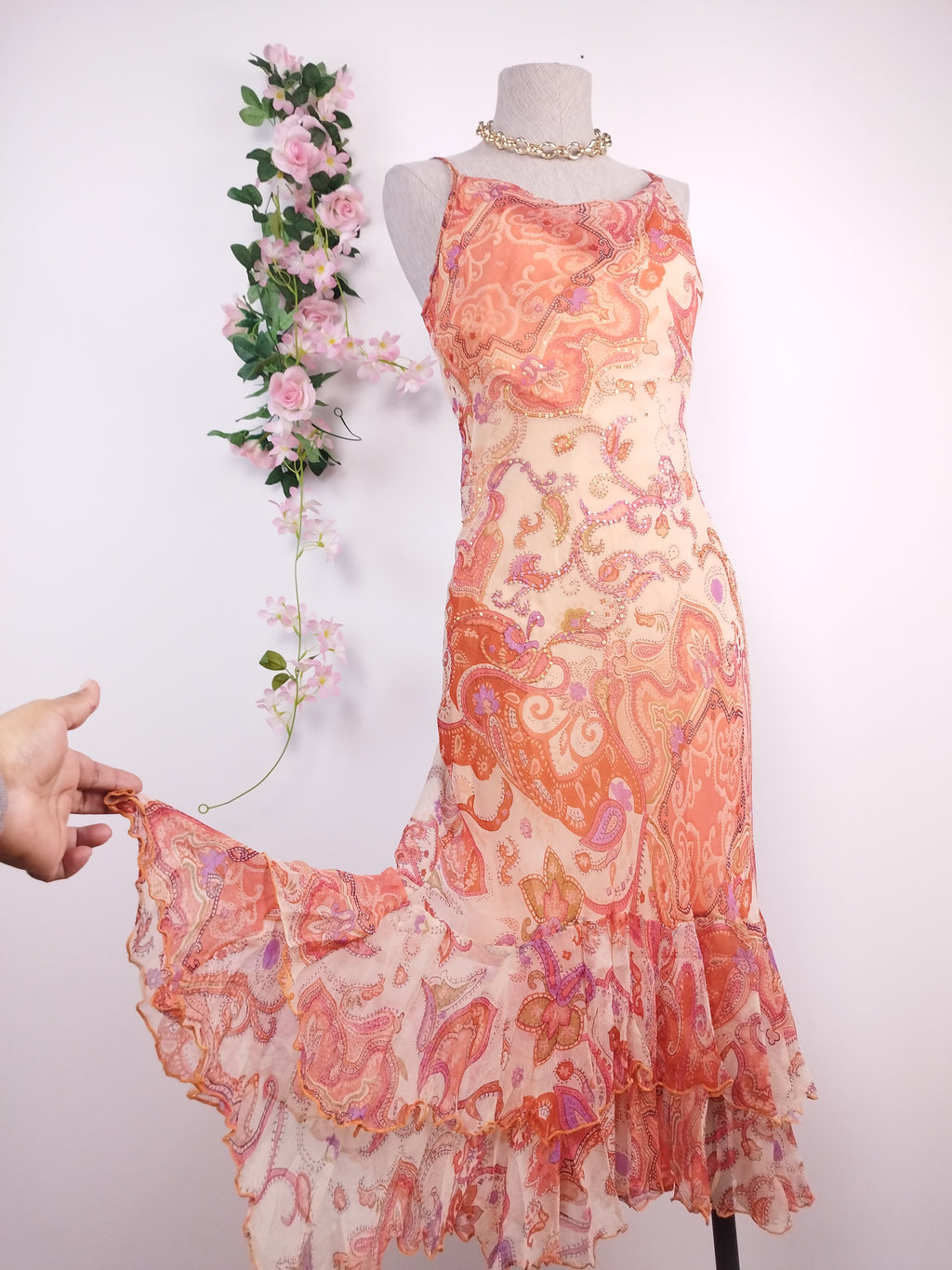 Vintage Chiffonkleid aus den 2000er Jahren (Y2K) – halbdrapierter Ausschnitt, Boho-Muster und asymmetrische Rüschen