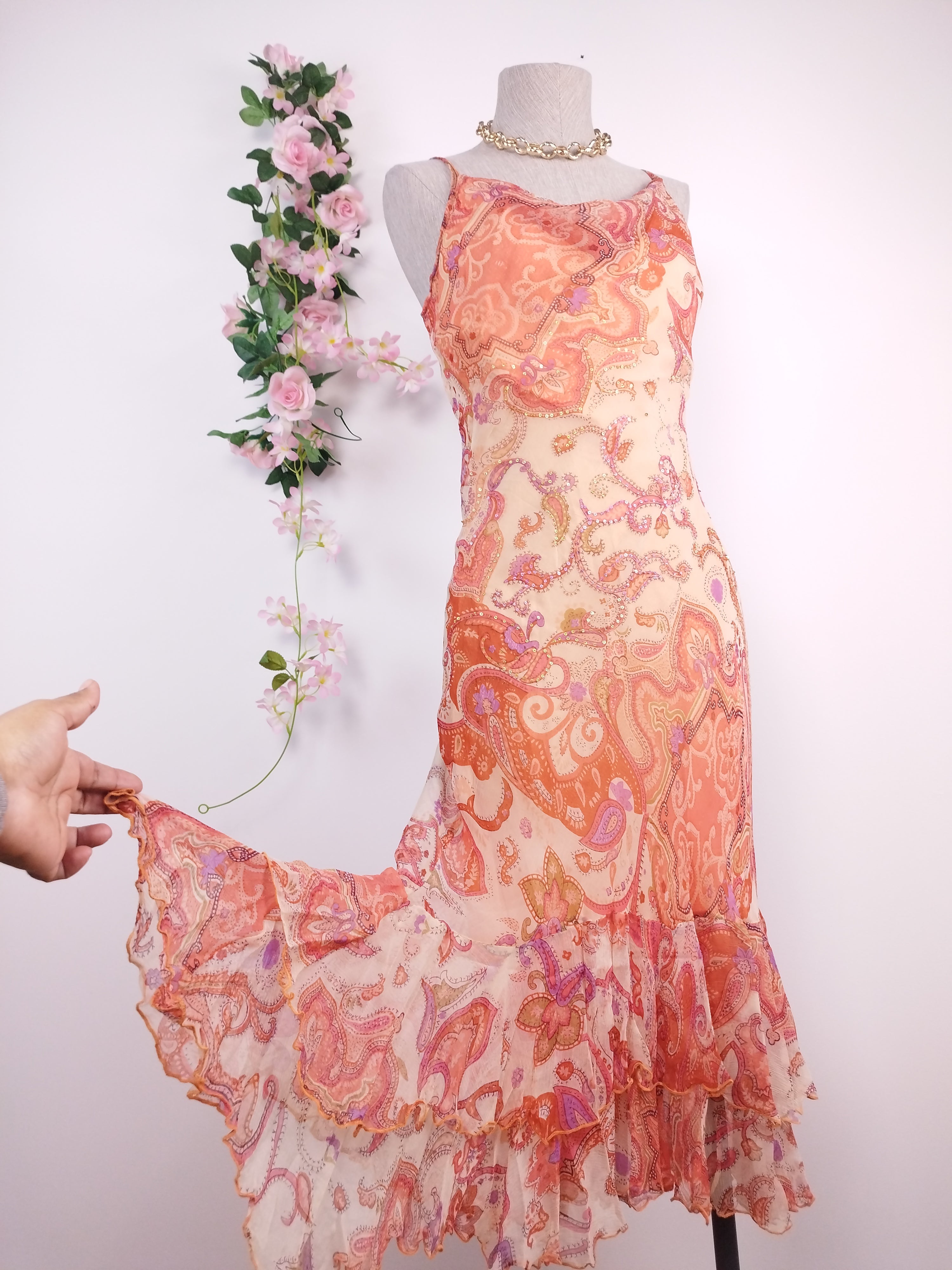 Vintage Chiffonkleid aus den 2000er Jahren (Y2K) – halbdrapierter Ausschnitt, Boho-Muster und asymmetrische Rüschen