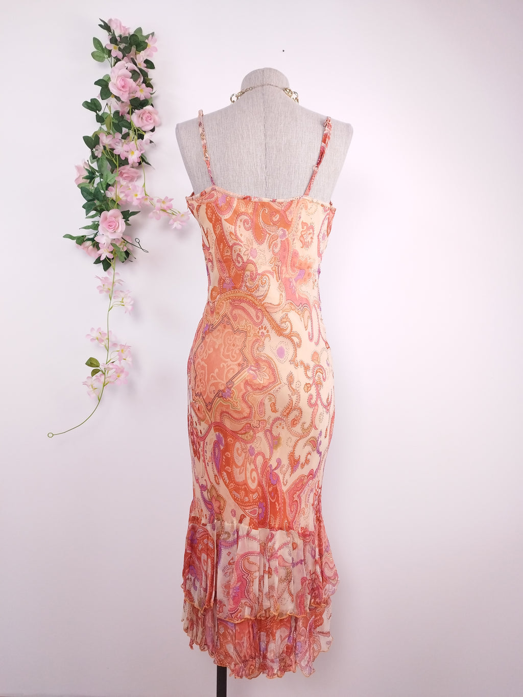 Vintage Chiffonkleid aus den 2000er Jahren (Y2K) – halbdrapierter Ausschnitt, Boho-Muster und asymmetrische Rüschen