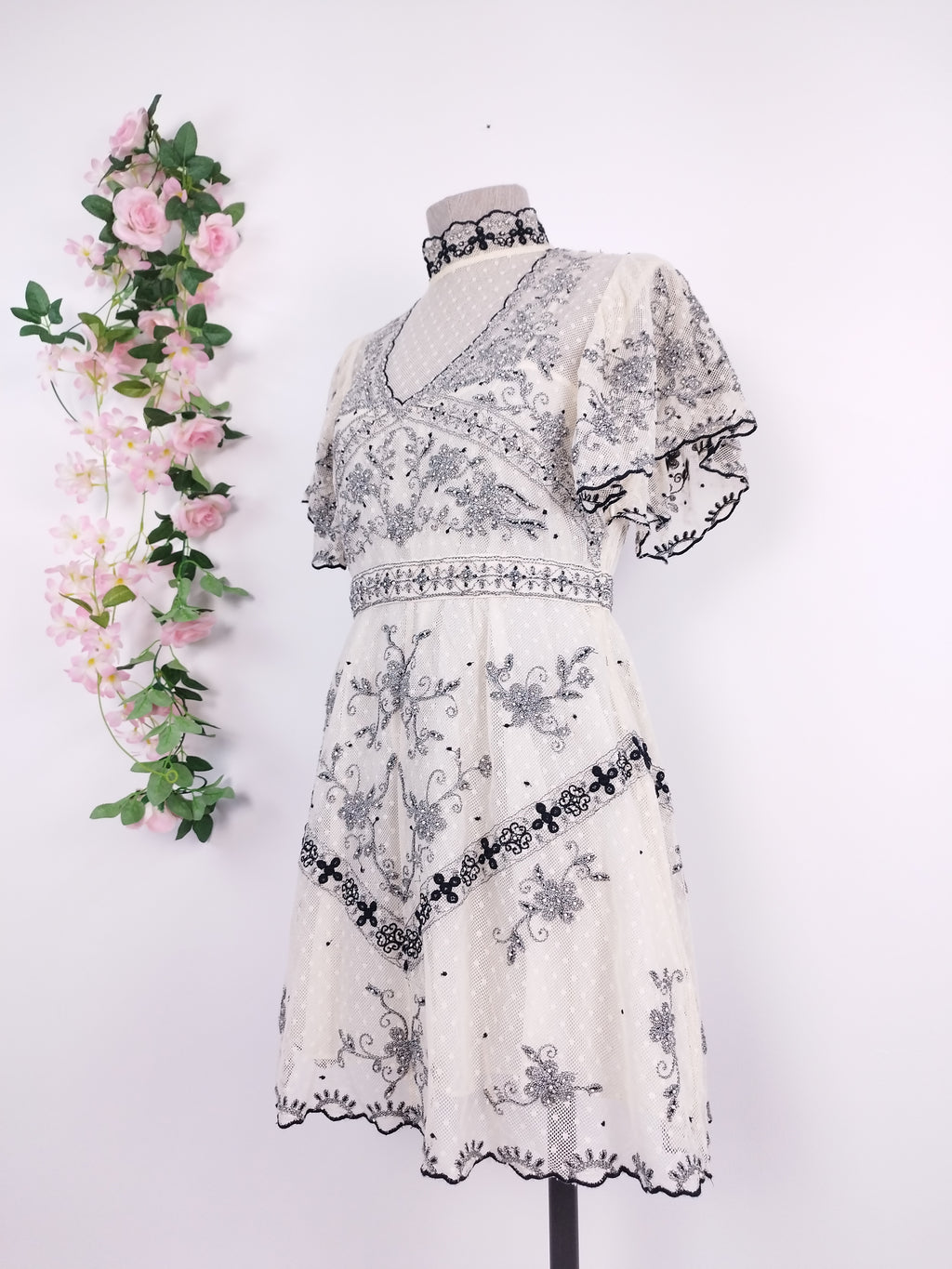 Vestido ZARA Romántico Encaje y Bordado