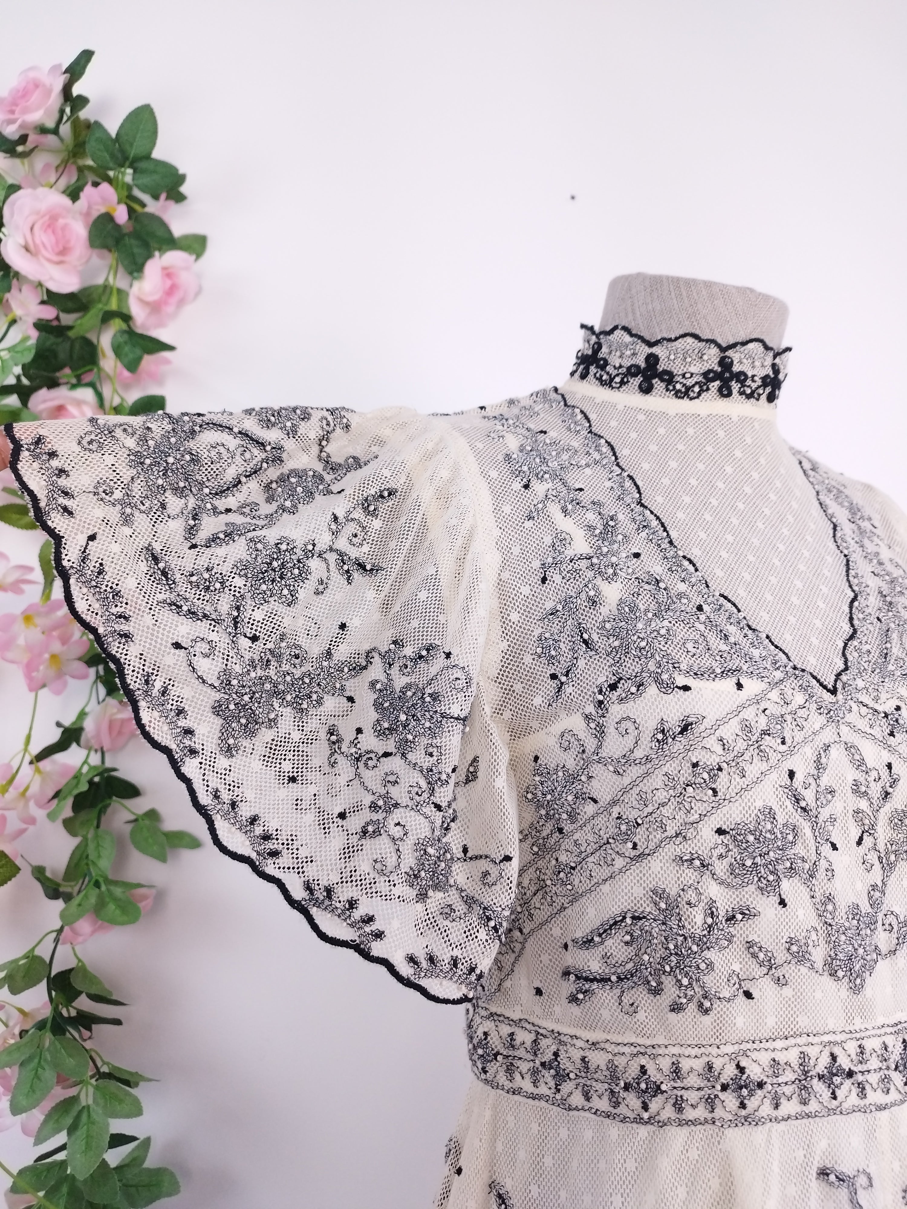 Romantisches ZARA-Kleid, Encaje y Bordado