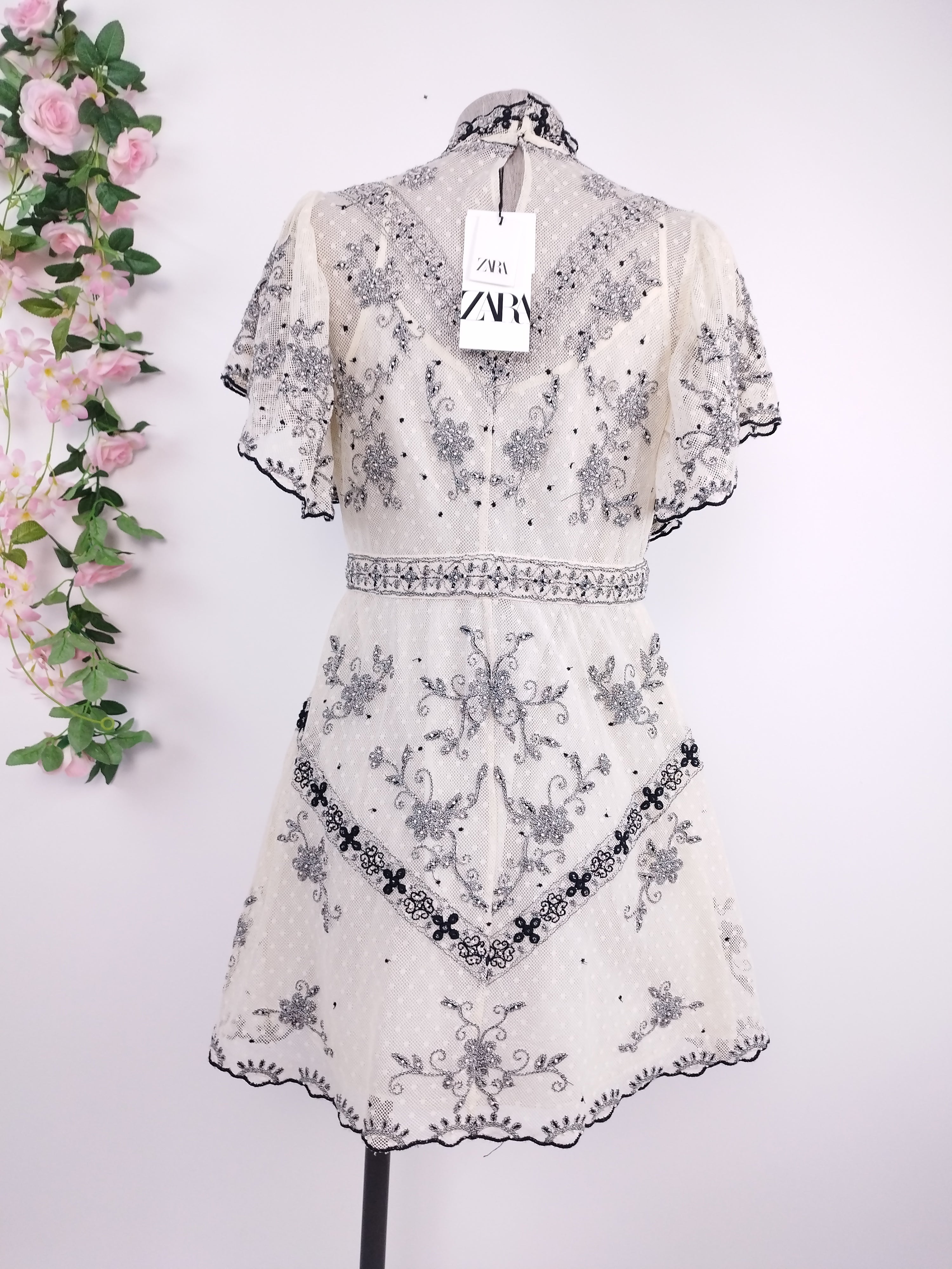 Vestido ZARA Romántico Encaje y Bordado