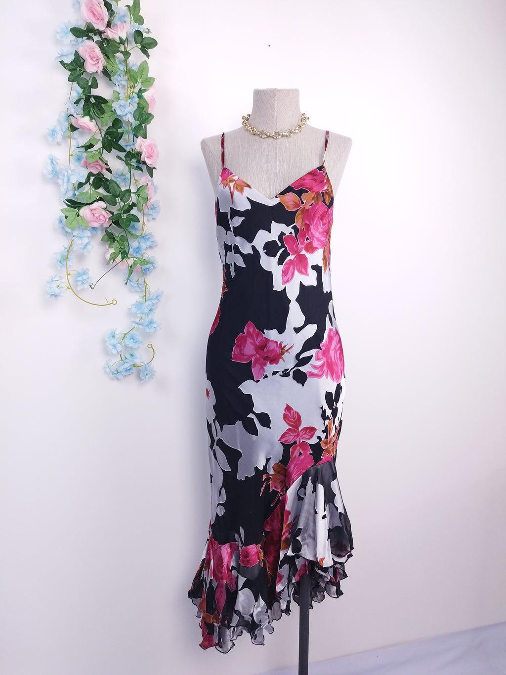 Vintage-Slipkleid aus den 90er-Jahren – Chiffon mit Blumenmuster, Satinapplikationen und asymmetrischen Rüschen
