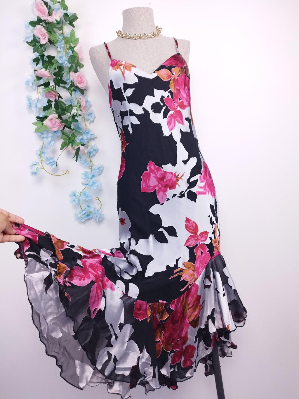 Vintage-Slipkleid aus den 90er-Jahren – Chiffon mit Blumenmuster, Satinapplikationen und asymmetrischen Rüschen