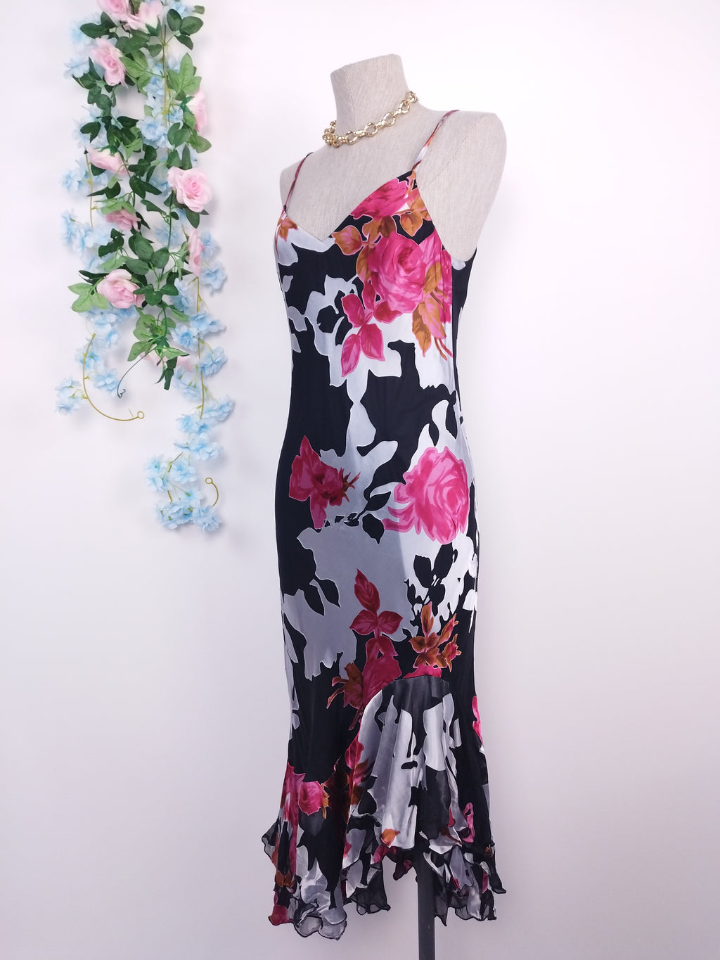 Vintage-Slipkleid aus den 90er-Jahren – Chiffon mit Blumenmuster, Satinapplikationen und asymmetrischen Rüschen