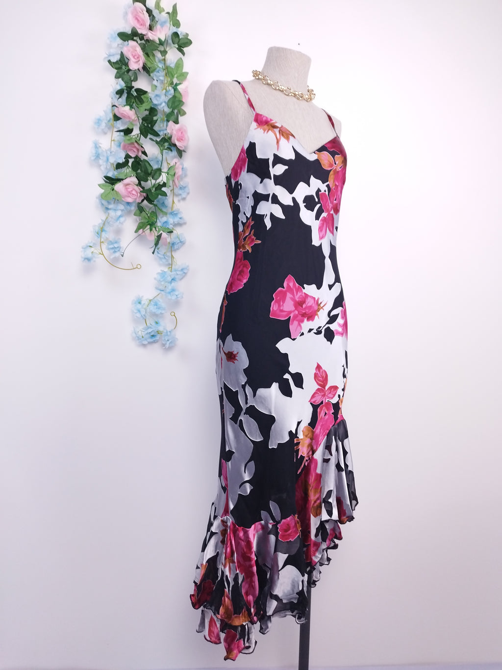 Vintage-Slipkleid aus den 90er-Jahren – Chiffon mit Blumenmuster, Satinapplikationen und asymmetrischen Rüschen