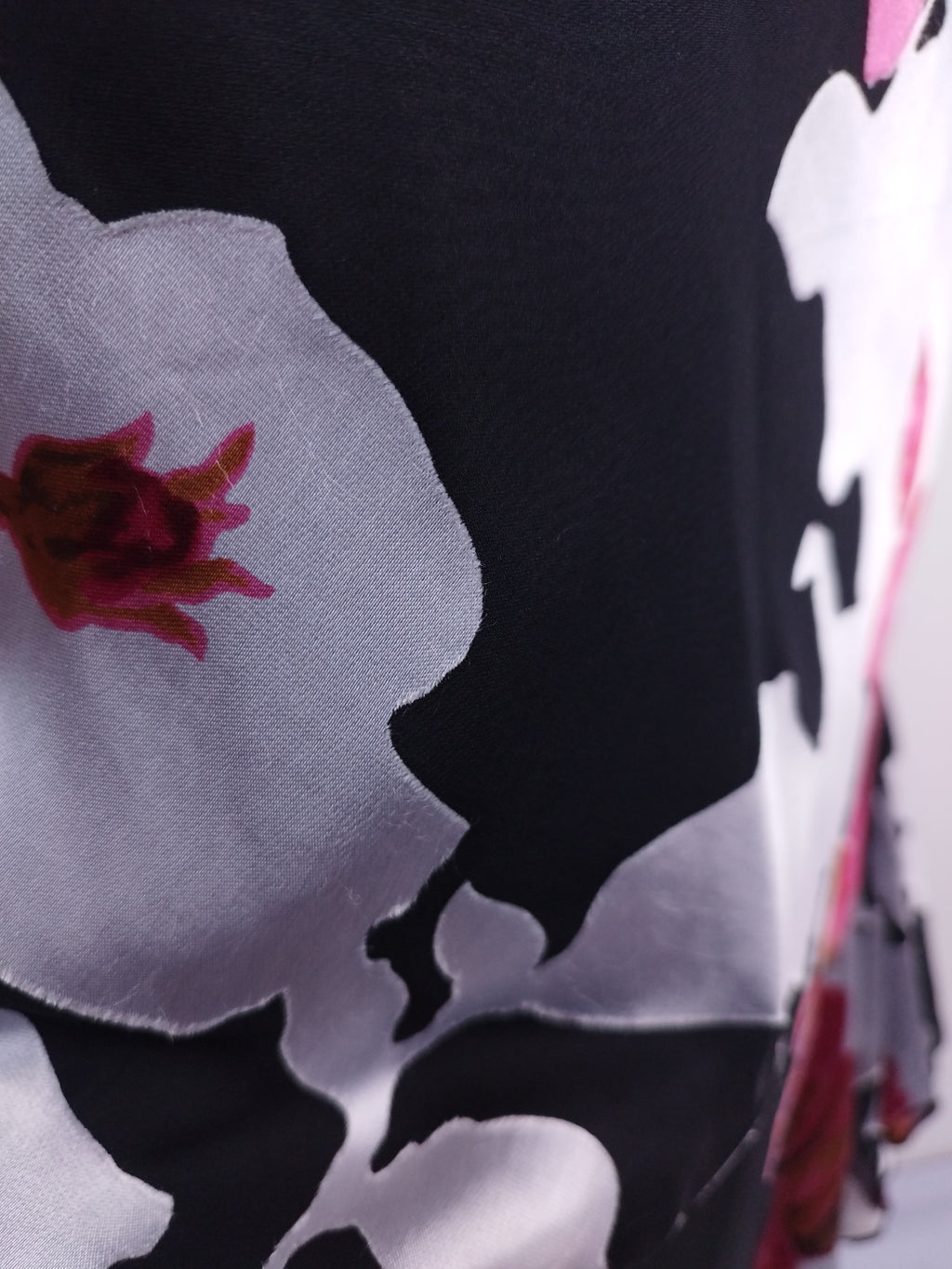 Vintage-Slipkleid aus den 90er-Jahren – Chiffon mit Blumenmuster, Satinapplikationen und asymmetrischen Rüschen