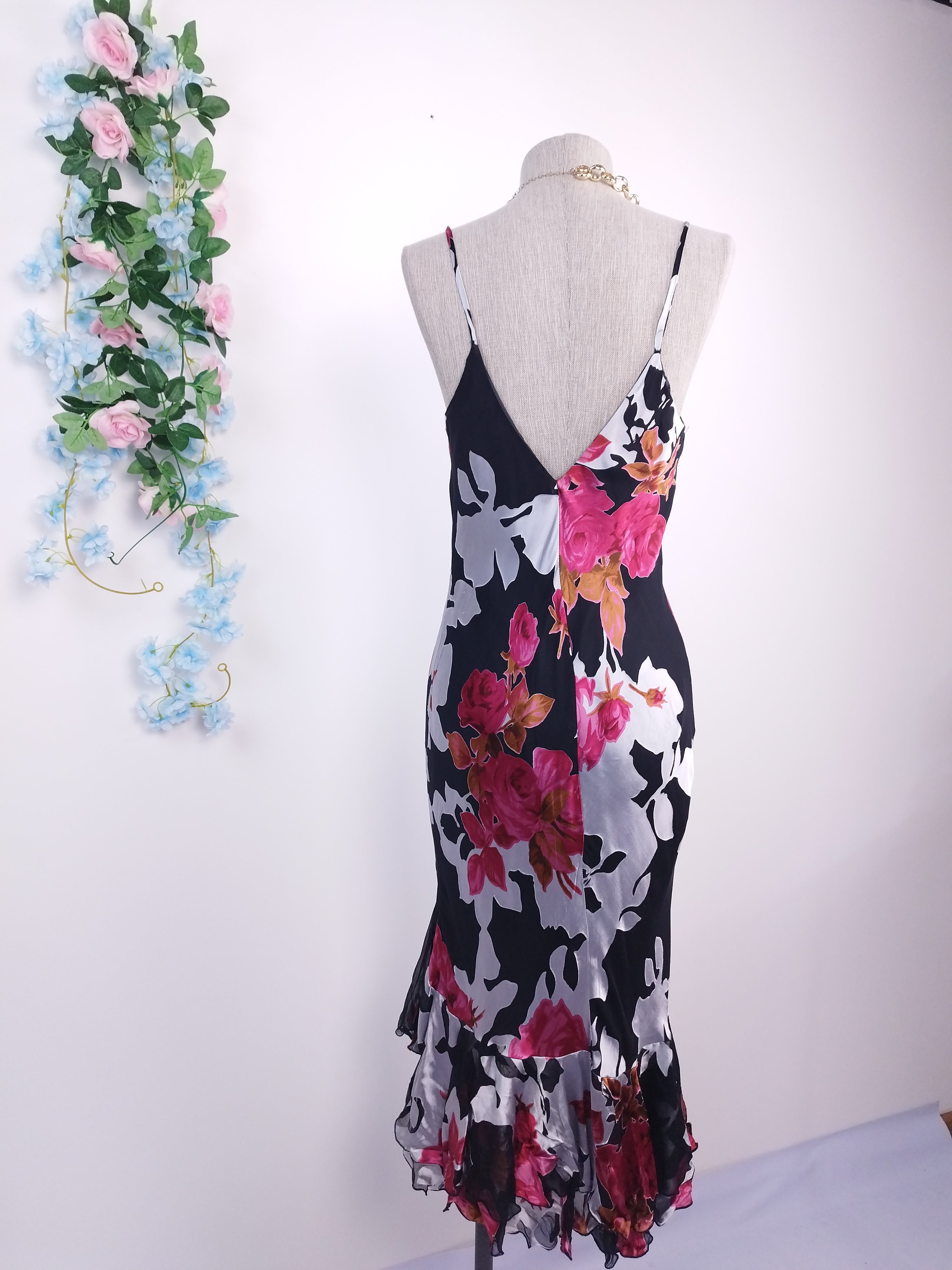 Vintage-Slipkleid aus den 90er-Jahren – Chiffon mit Blumenmuster, Satinapplikationen und asymmetrischen Rüschen