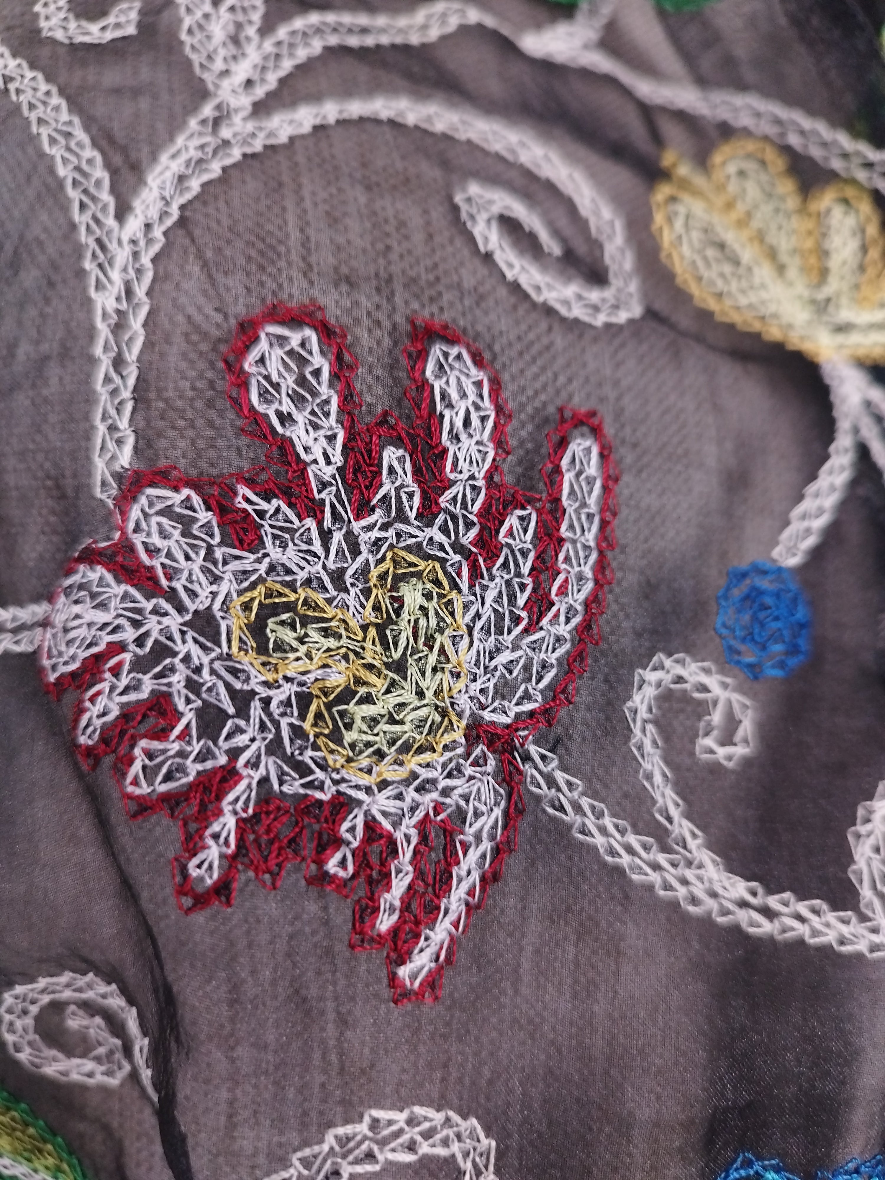 Vintage-Organzabluse aus den 90er-Jahren – lange Ärmel, Blumenstickerei und halbtransparentes Schwarz