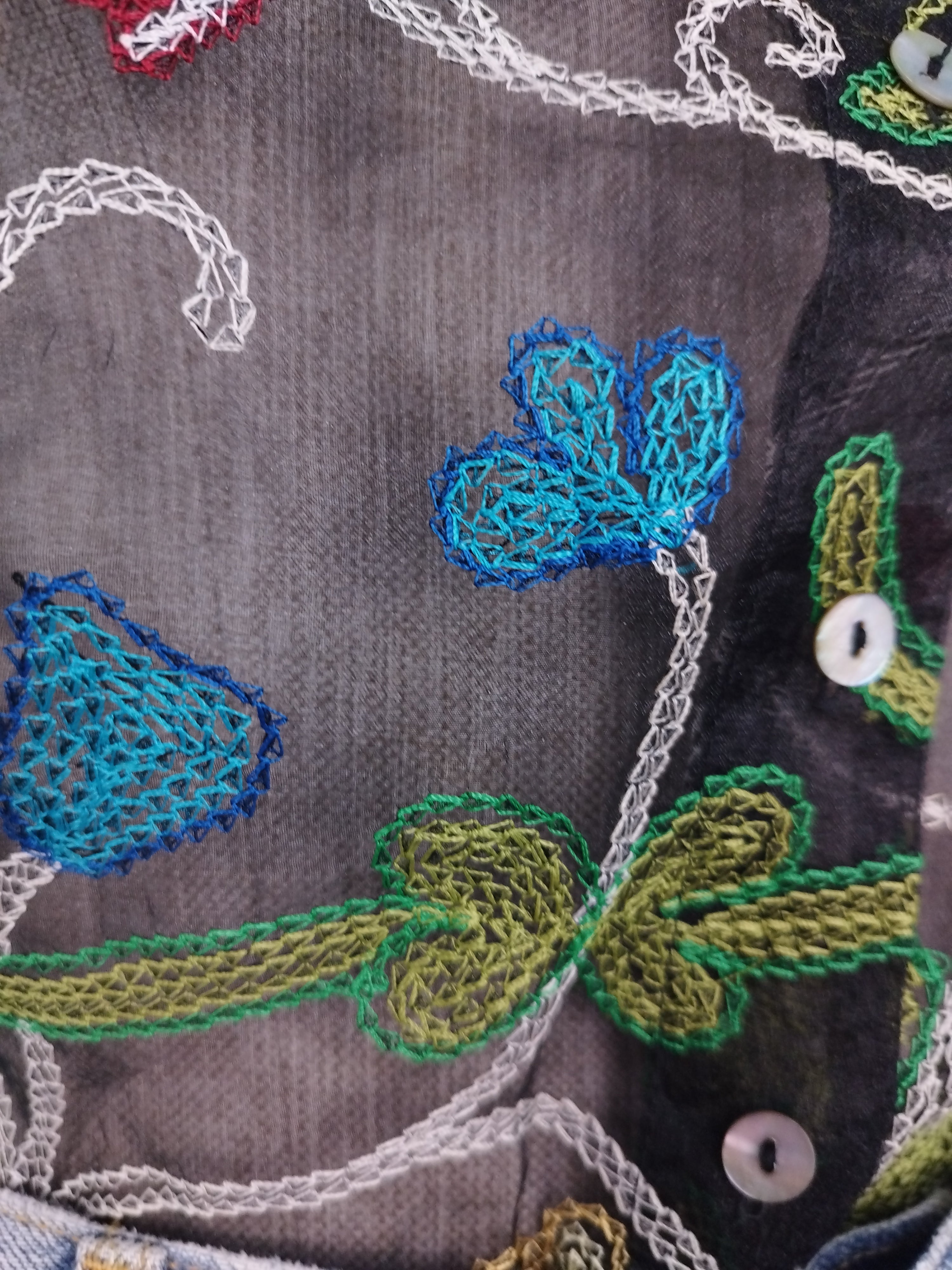 Vintage-Organzabluse aus den 90er-Jahren – lange Ärmel, Blumenstickerei und halbtransparentes Schwarz