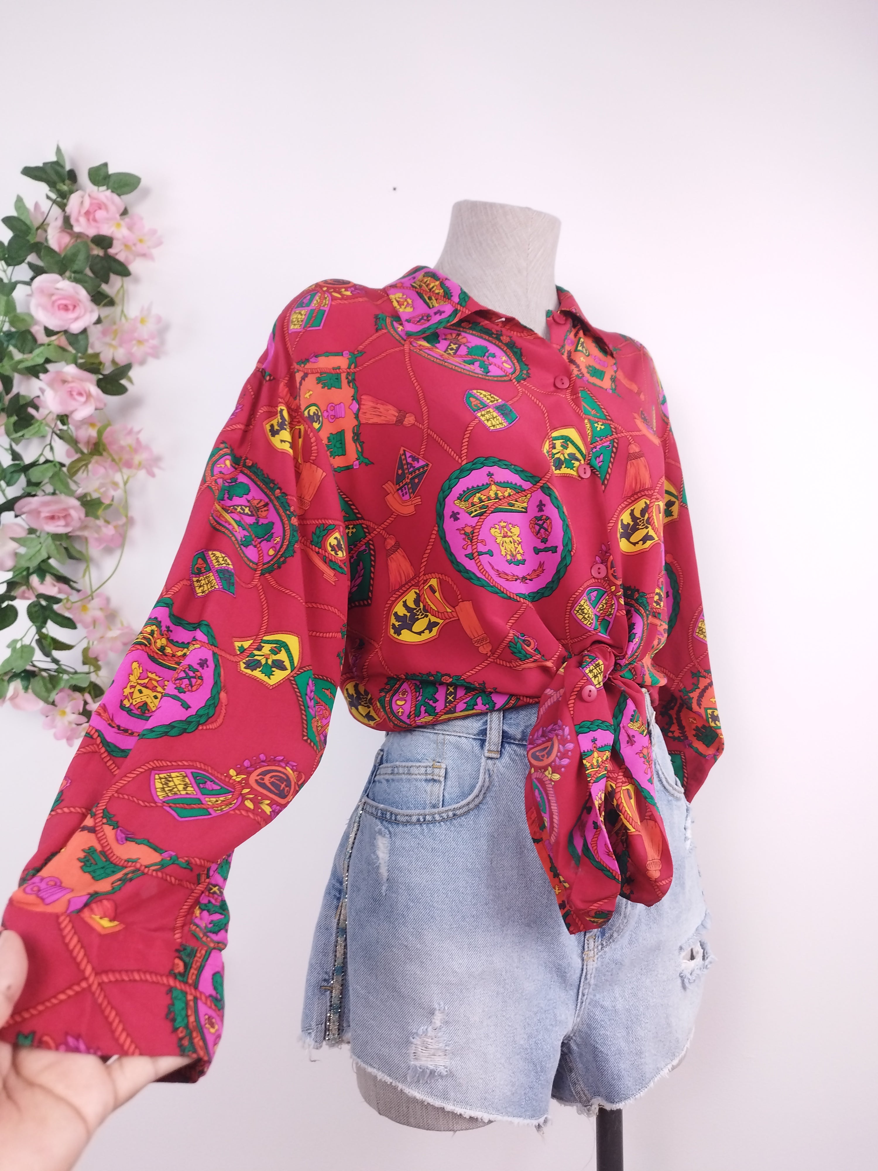 Vintage Chiffonbluse aus den 90er-Jahren – lange Ärmel, buntes Paisleymuster und roter Grund