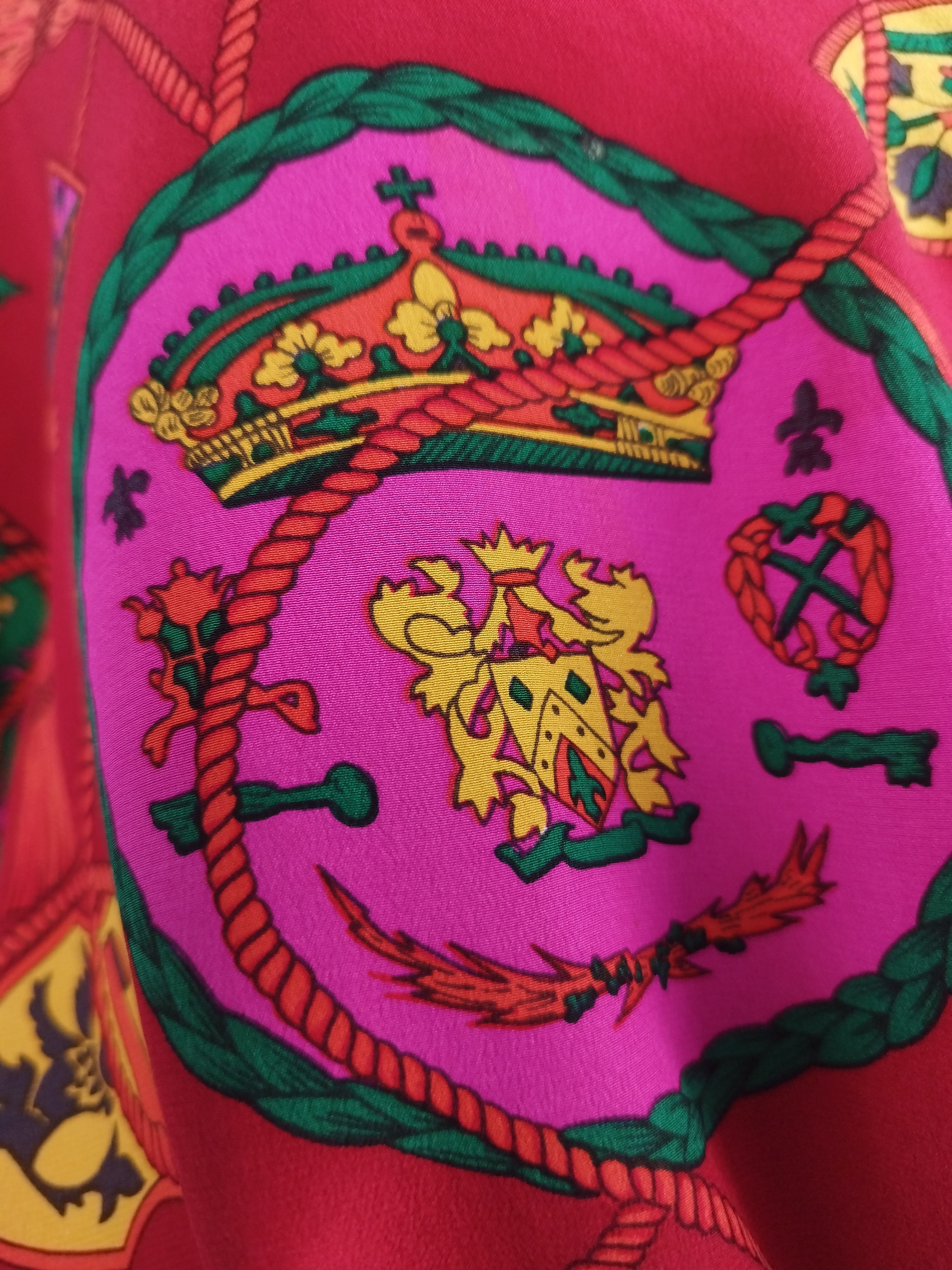 Vintage Chiffonbluse aus den 90er-Jahren – lange Ärmel, buntes Paisleymuster und roter Grund