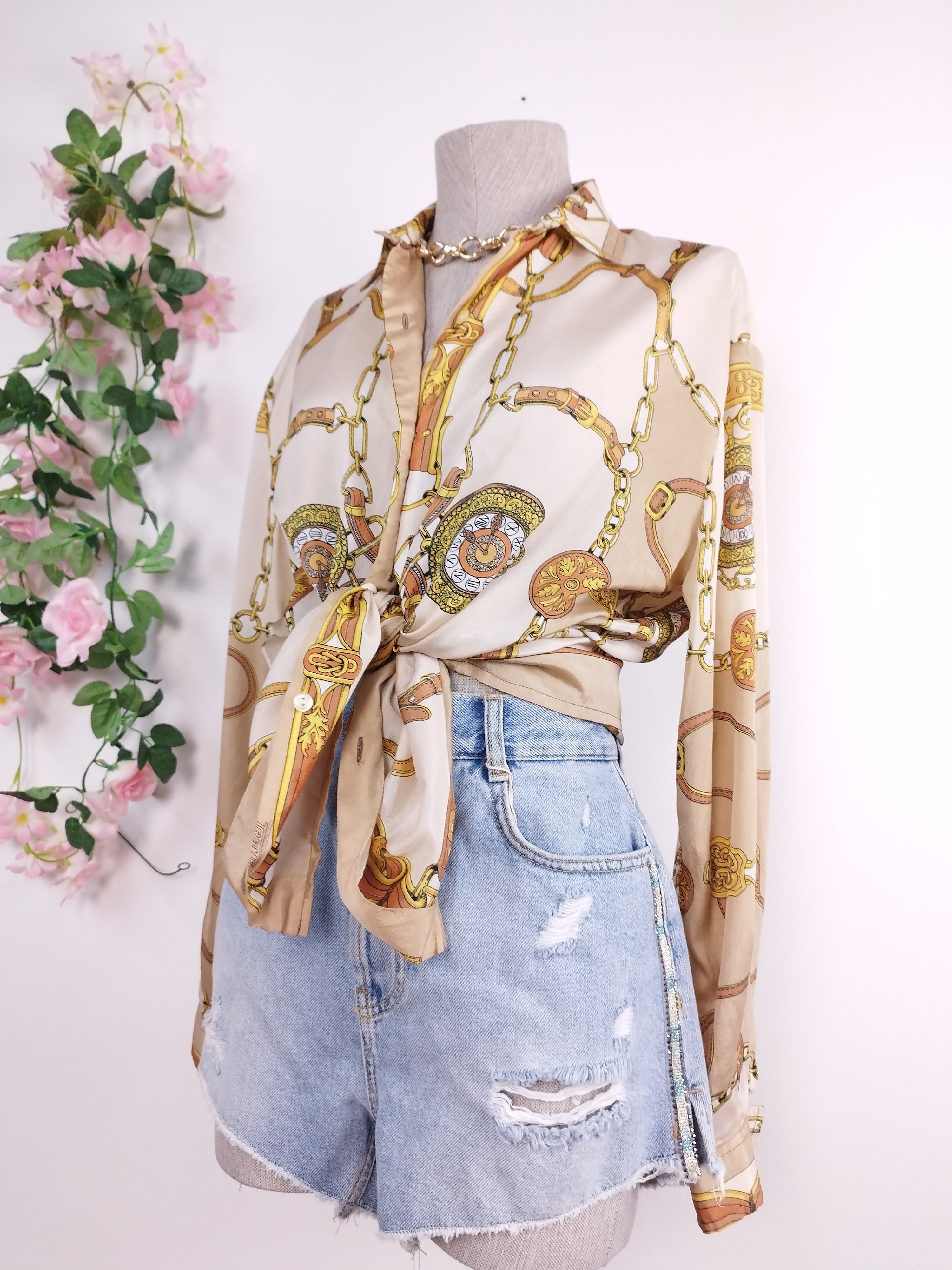 Vintage-Bluse aus den 90er-Jahren – lange Ärmel, Knopfleiste vorne und Barockmuster