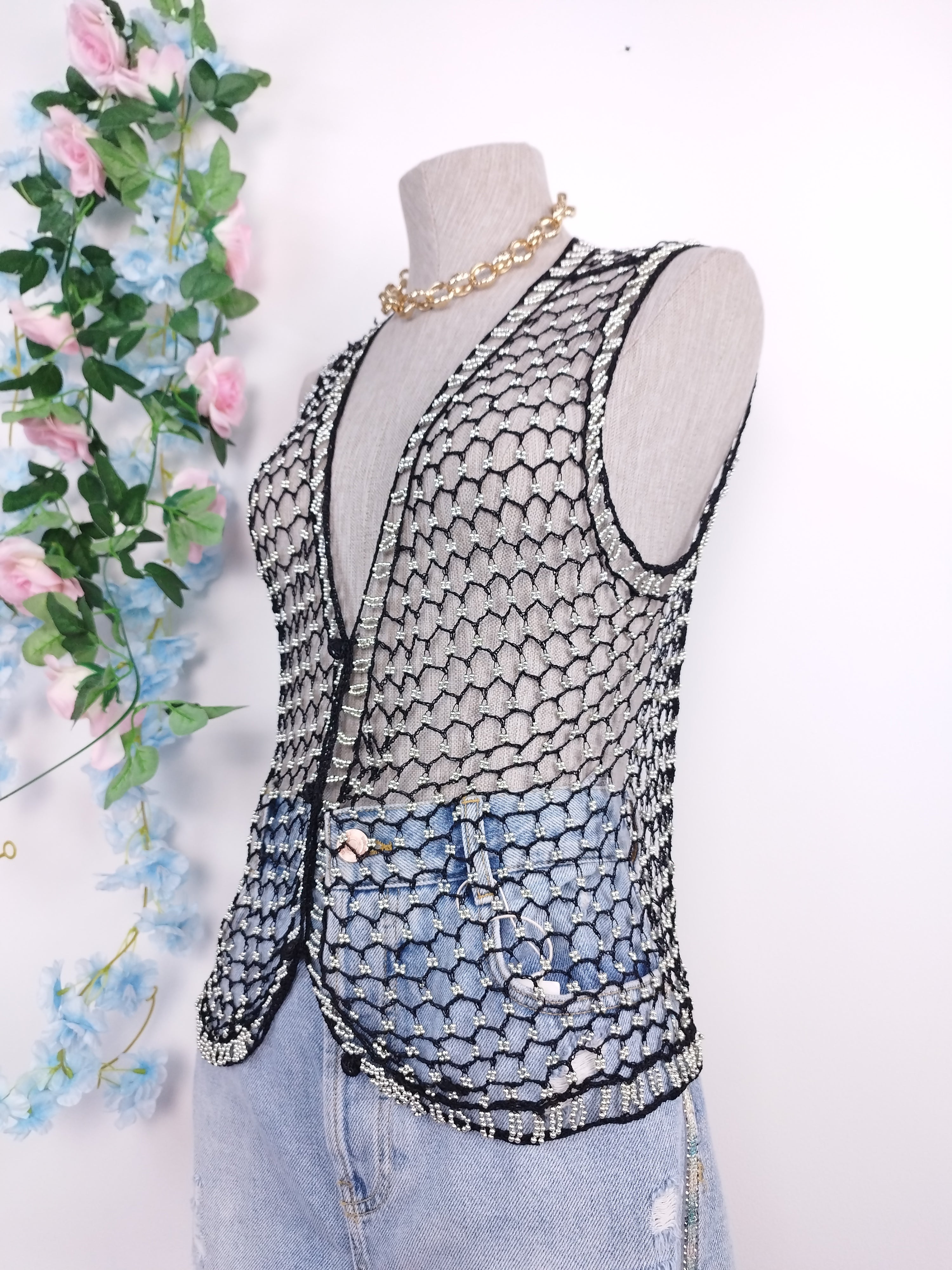 Vintage Häkelweste aus den 90er Jahren – V-Ausschnitt, Perlenverzierungen und schwarzer Netzstoff