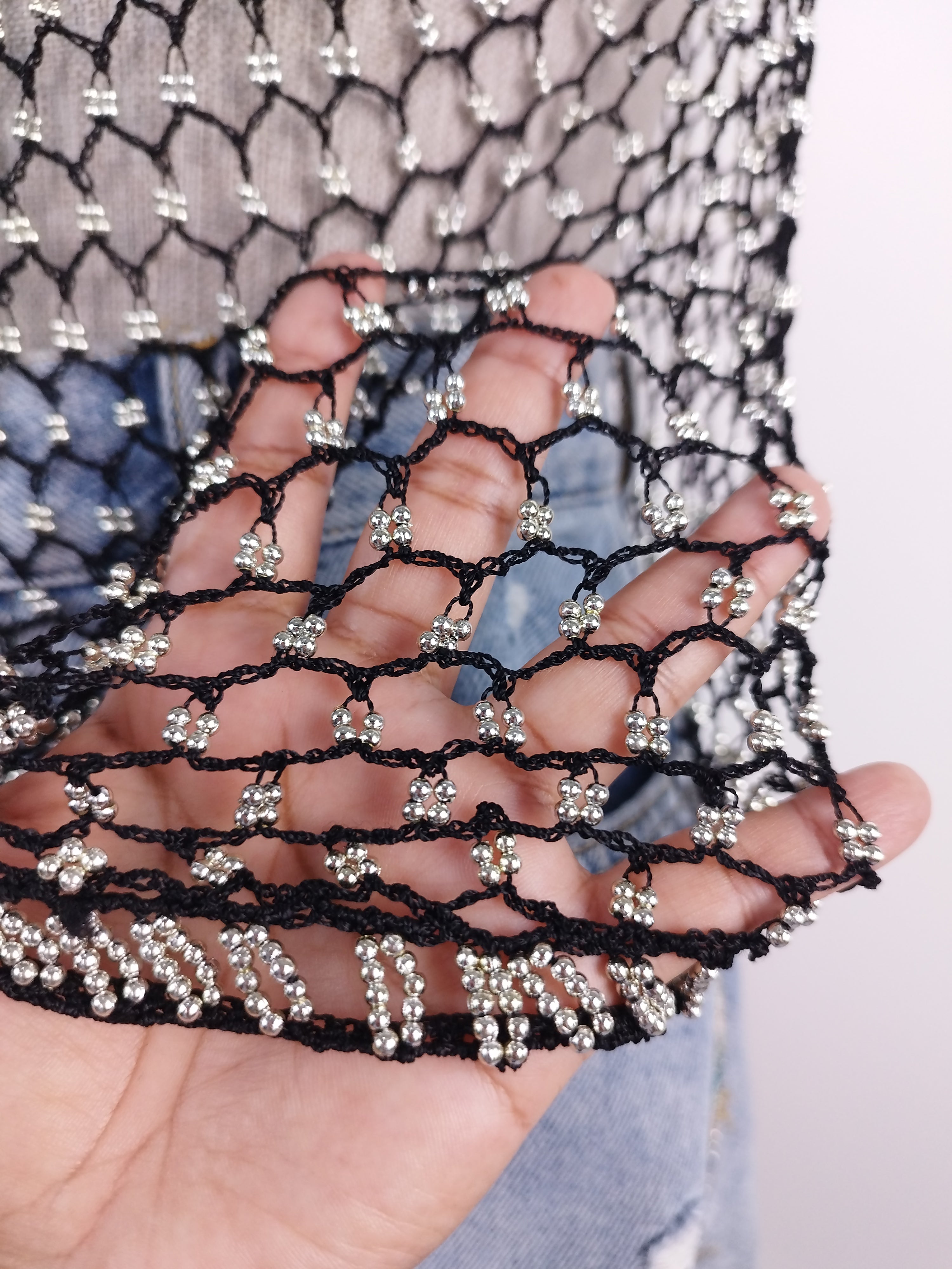 Vintage Häkelweste aus den 90er Jahren – V-Ausschnitt, Perlenverzierungen und schwarzer Netzstoff