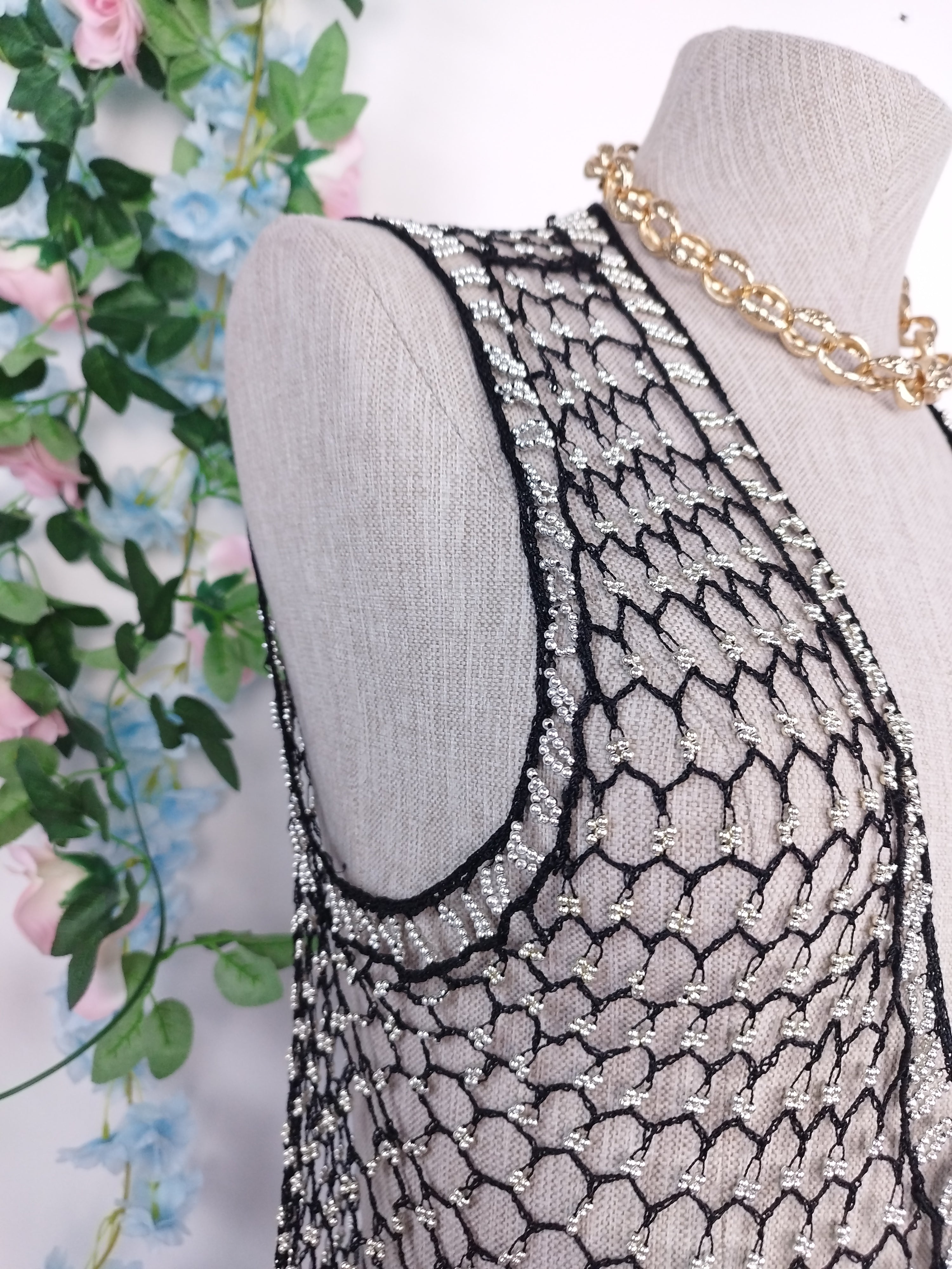 Vintage Häkelweste aus den 90er Jahren – V-Ausschnitt, Perlenverzierungen und schwarzer Netzstoff