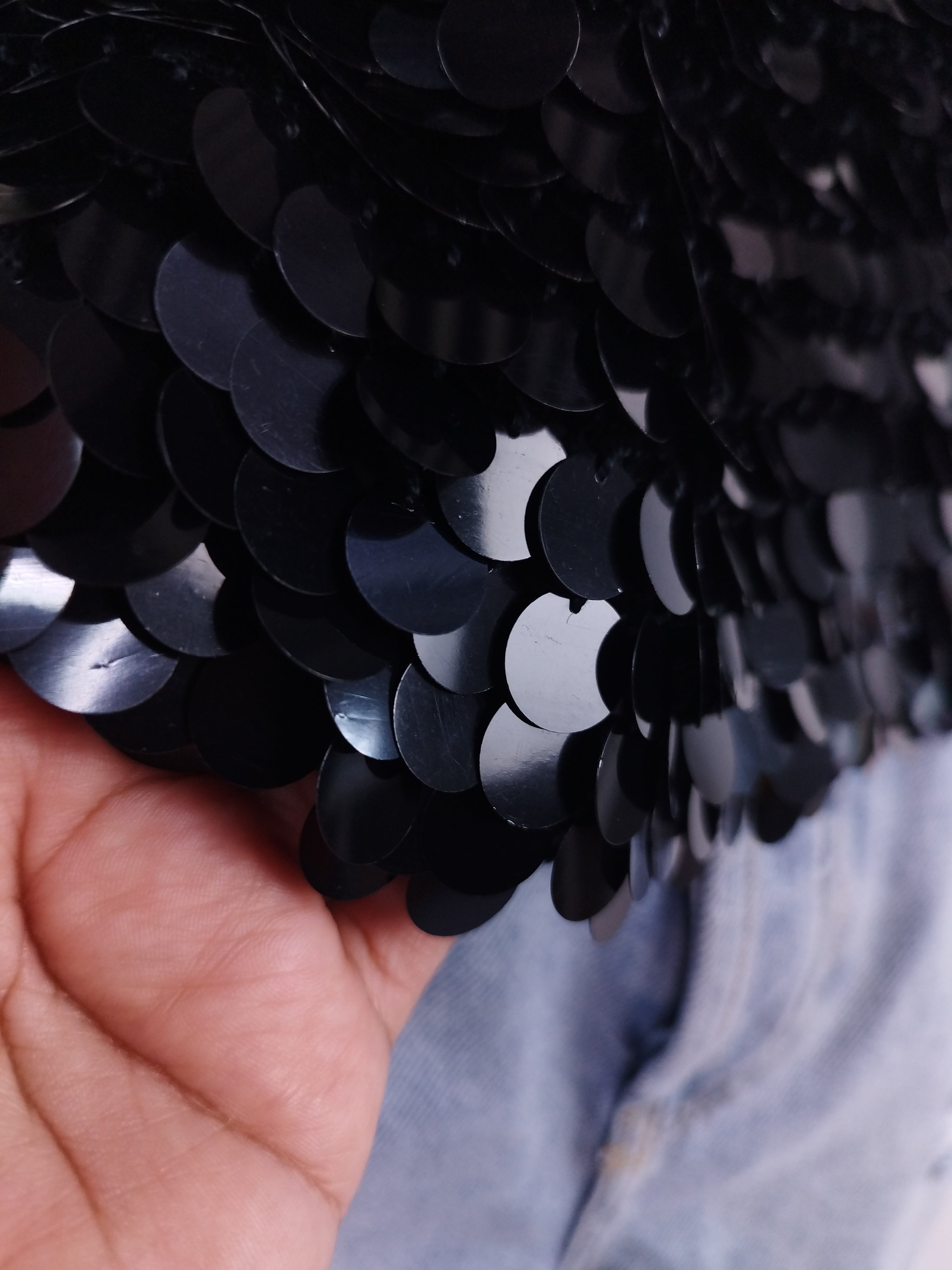 Paillettenoberteil im Vintage-Stil der 2000er Jahre – Rundhalsausschnitt, integrierte Schultern und kurze Ärmel