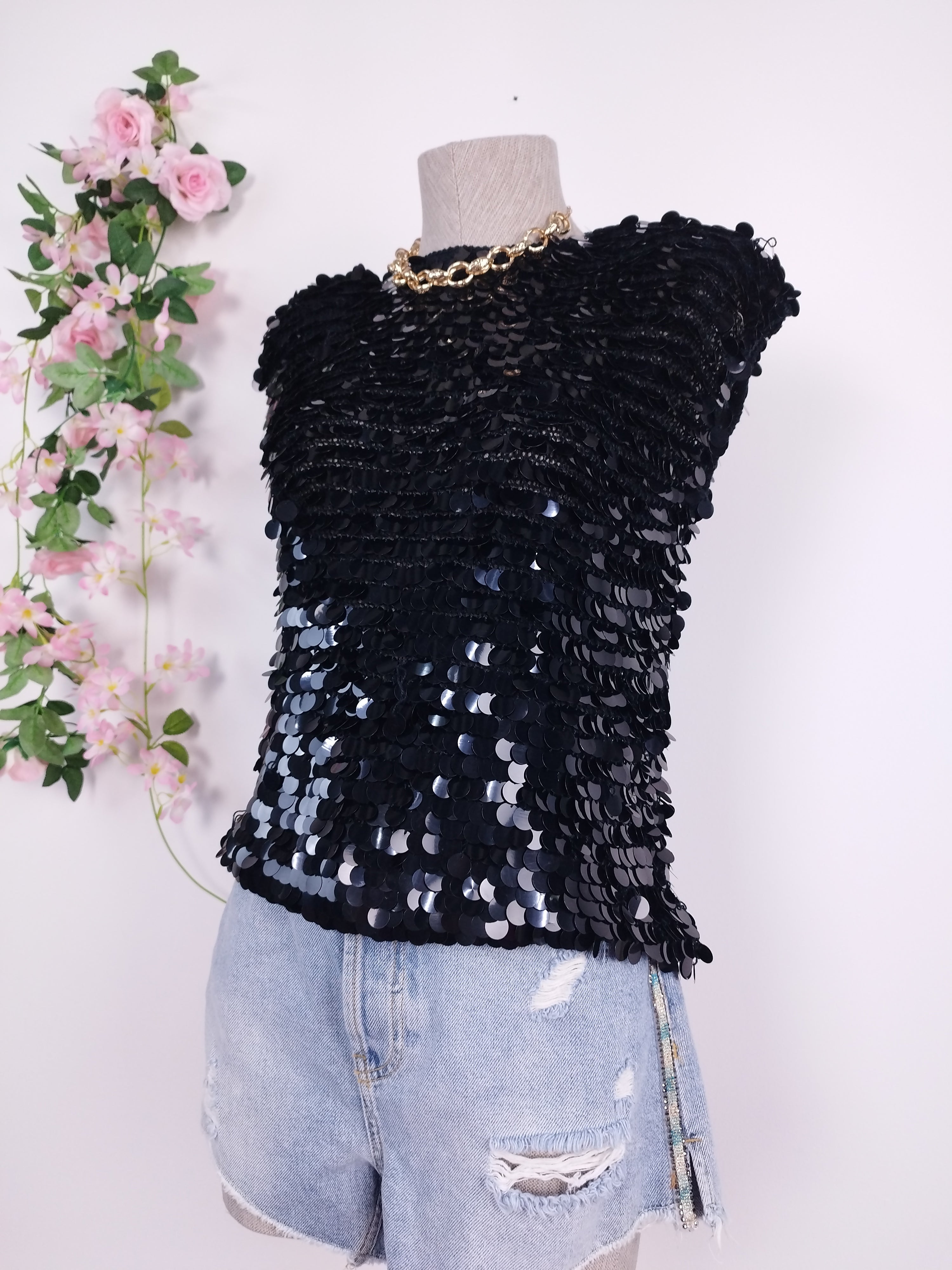 Paillettenoberteil im Vintage-Stil der 2000er Jahre – Rundhalsausschnitt, integrierte Schultern und kurze Ärmel