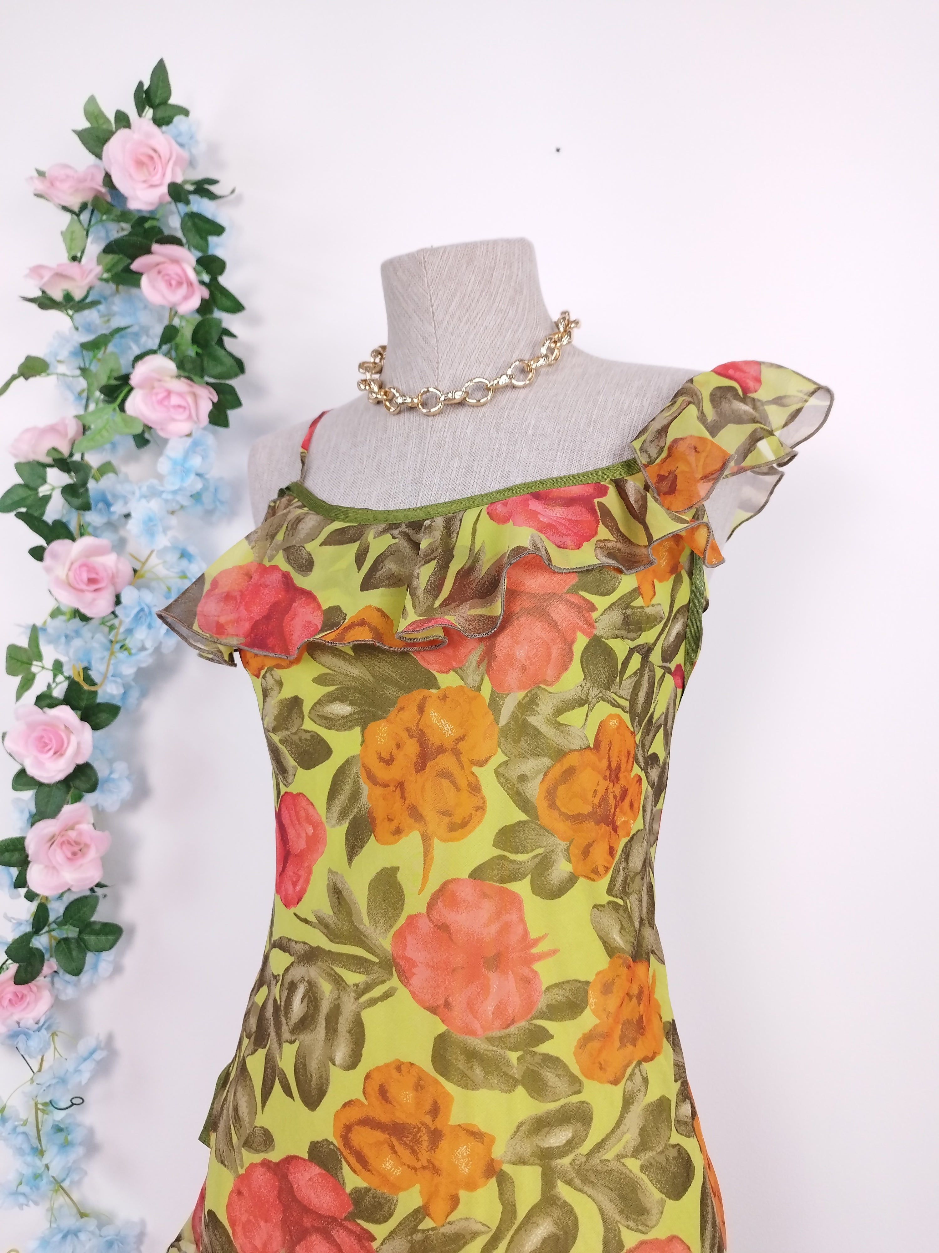 Vintage Midikleid im Y2K-Stil der 2000er Jahre – Asymmetrischer Ausschnitt, Blumenmuster und Rüschensaum